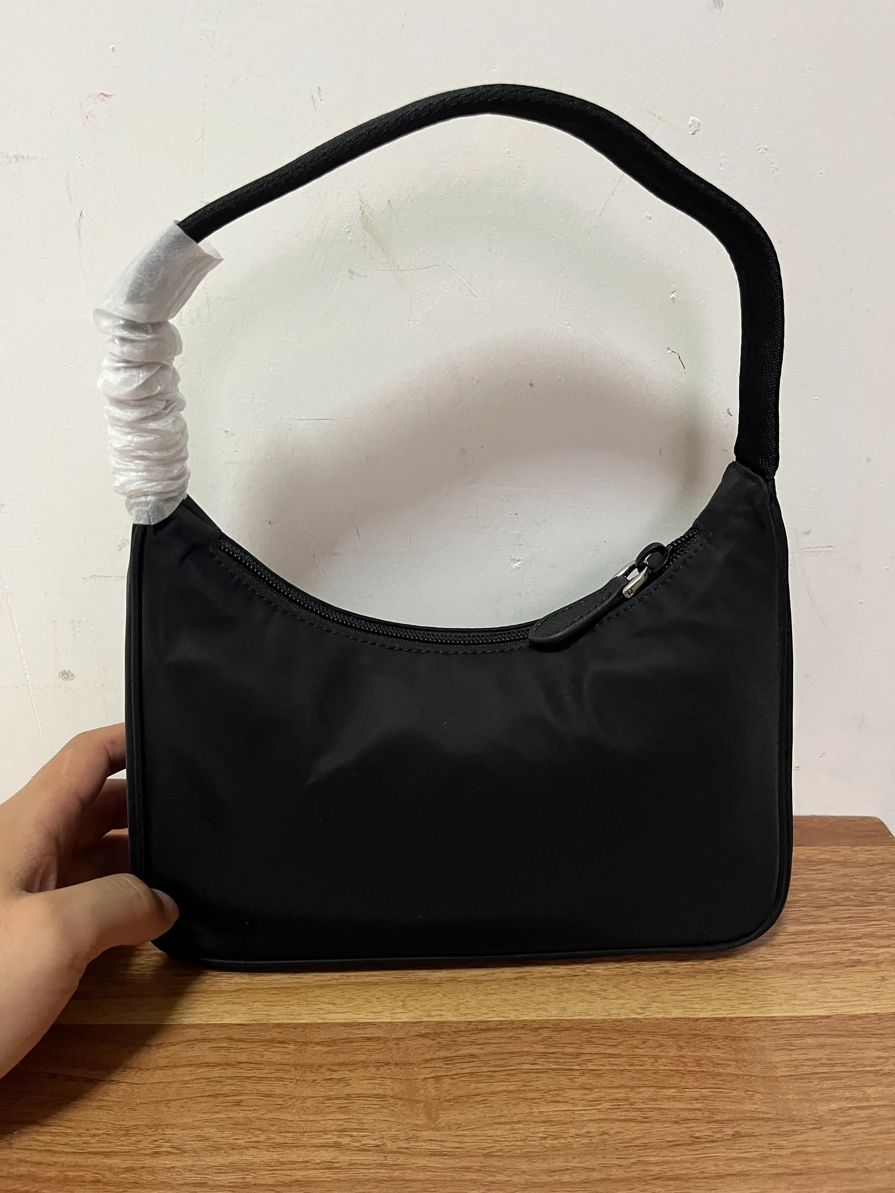 普拉达 Tessuto 尼龙迷你 Hobo 包 1NE515 22x12x6cm