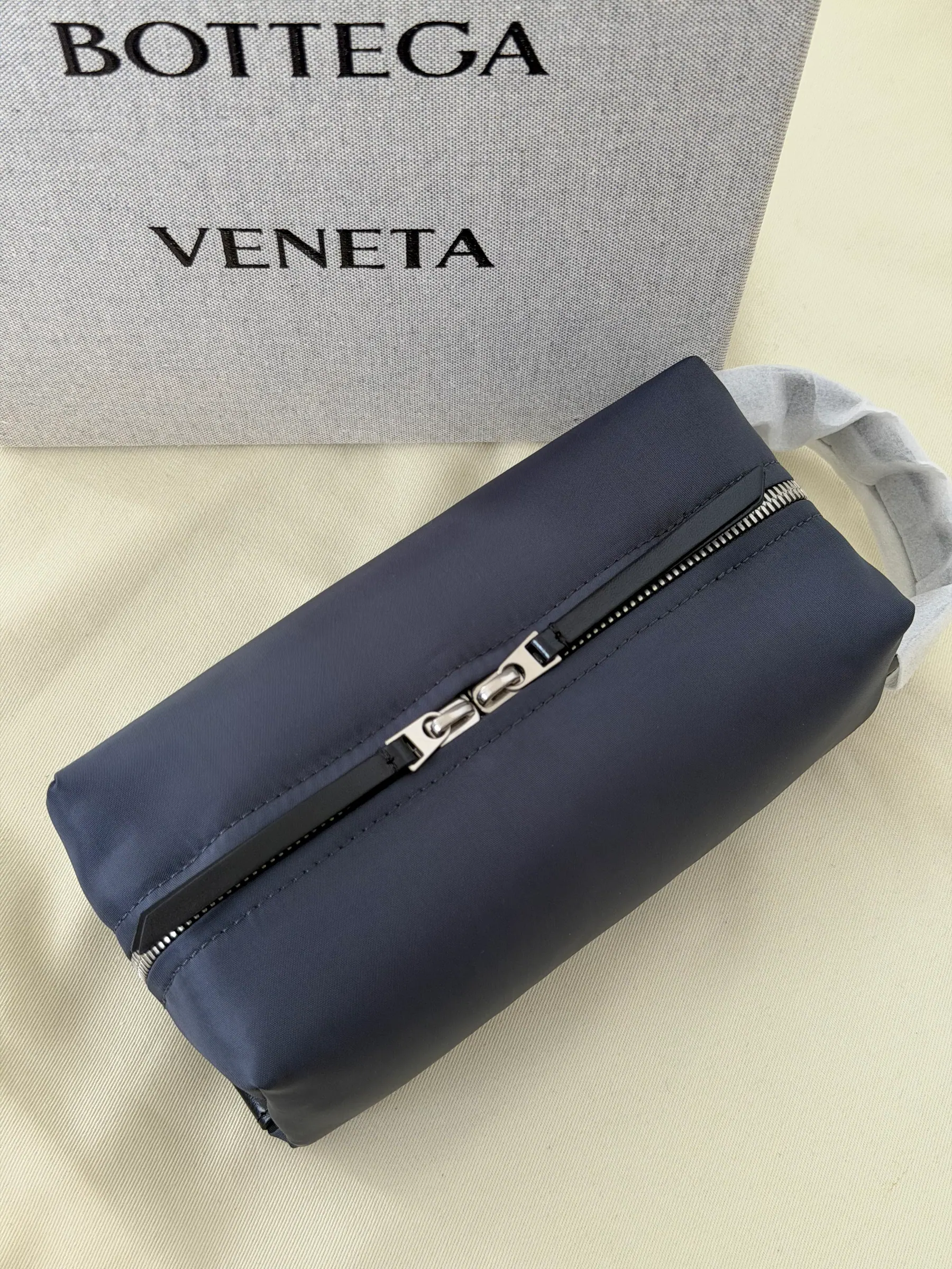 Bottega Veneta 东京迷你化妆包 806369 20x10x9cm