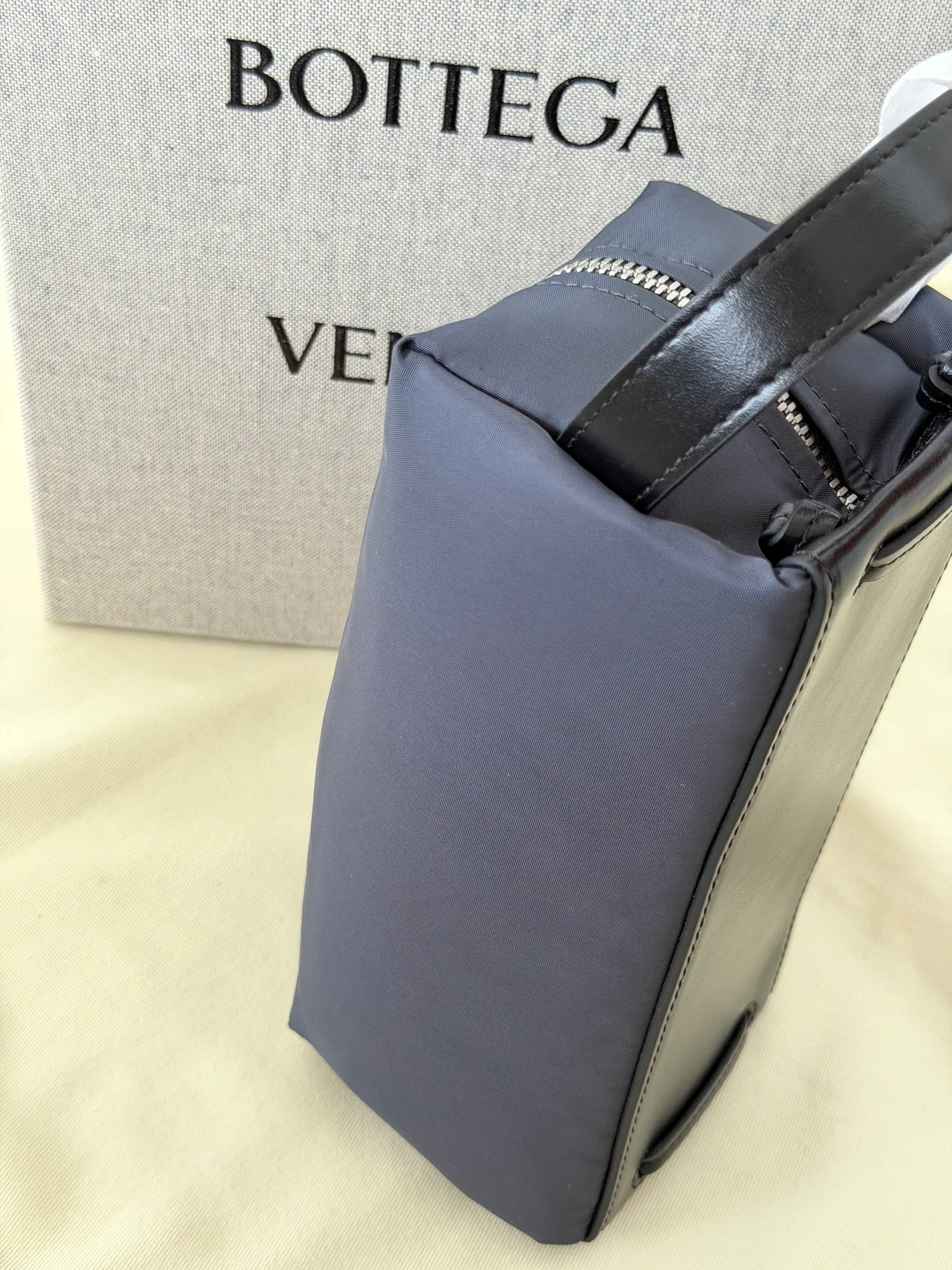 Bottega Veneta 东京迷你化妆包 806369 20x10x9cm