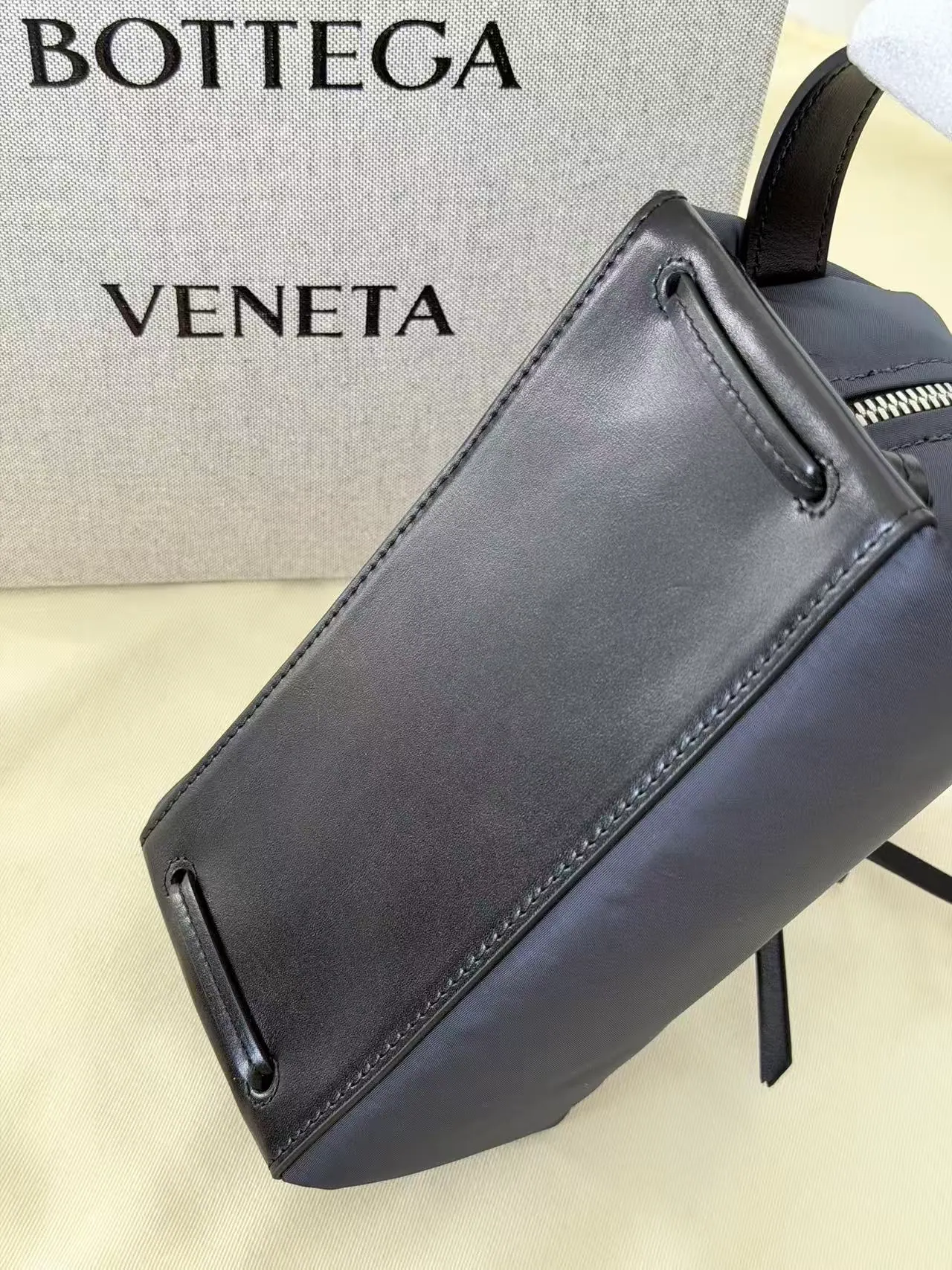 Bottega Veneta 东京迷你化妆包 806369 20x10x9cm