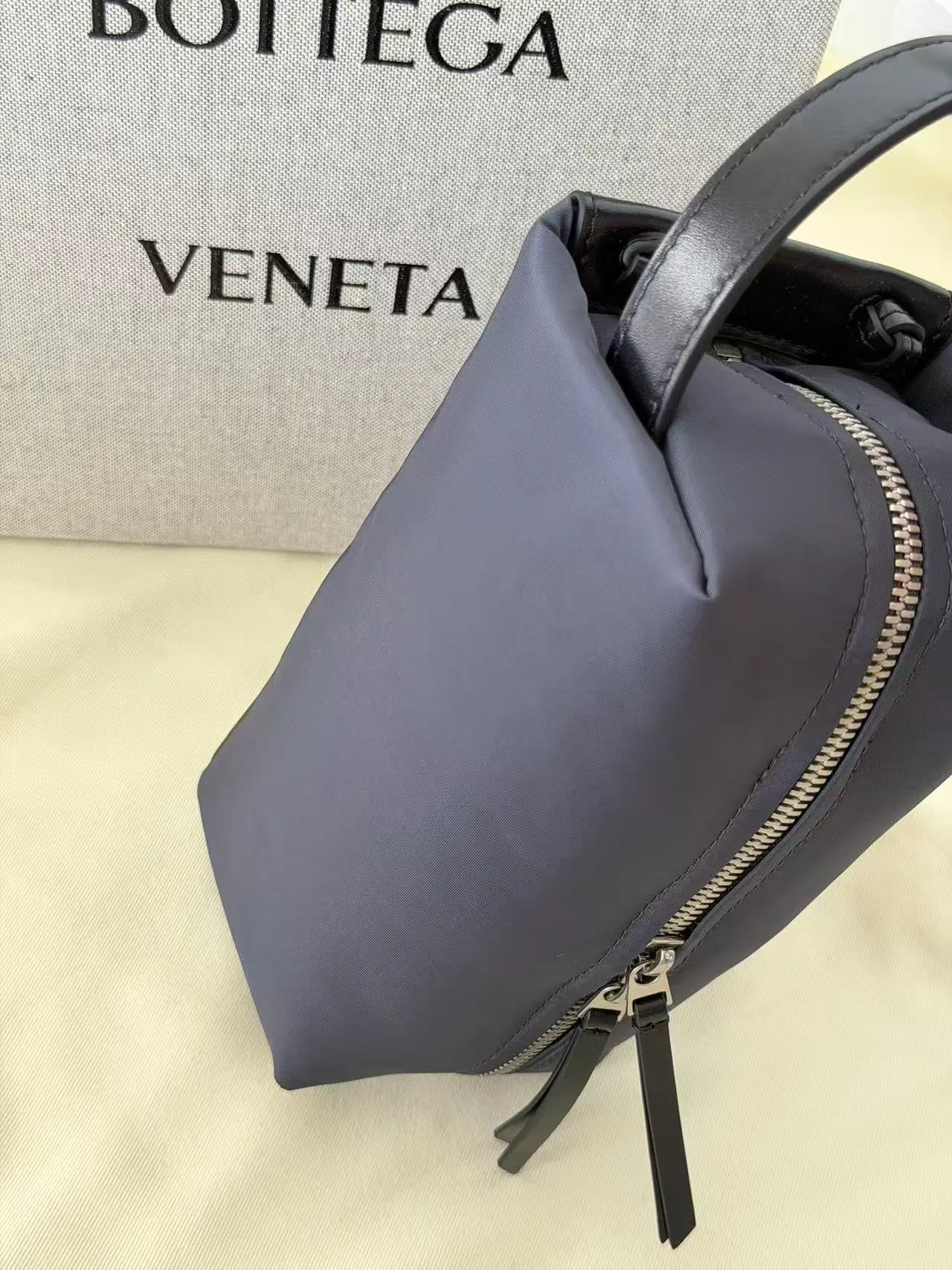 Bottega Veneta 东京迷你化妆包 806369 20x10x9cm