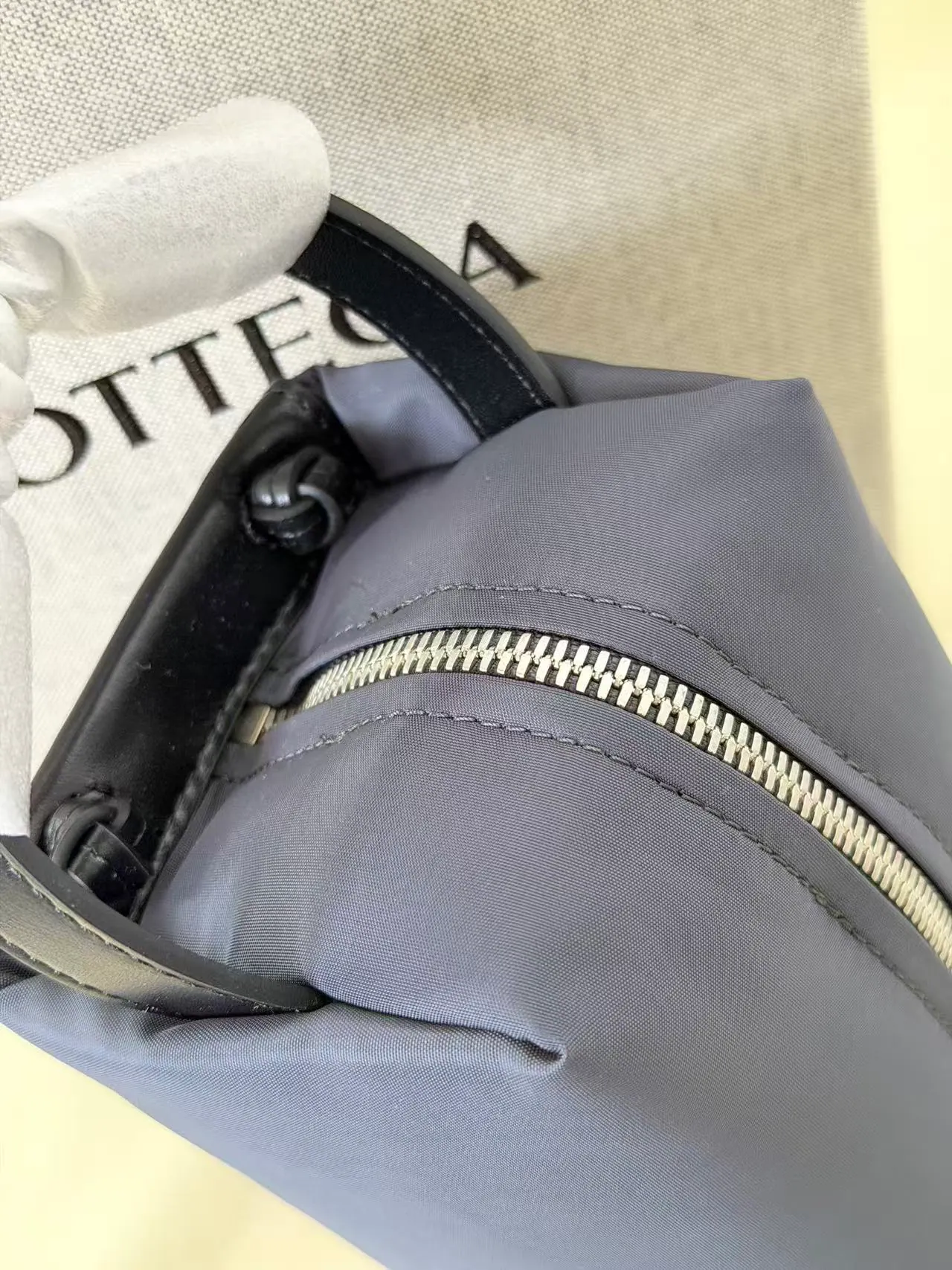 Bottega Veneta 东京迷你化妆包 806369 20x10x9cm