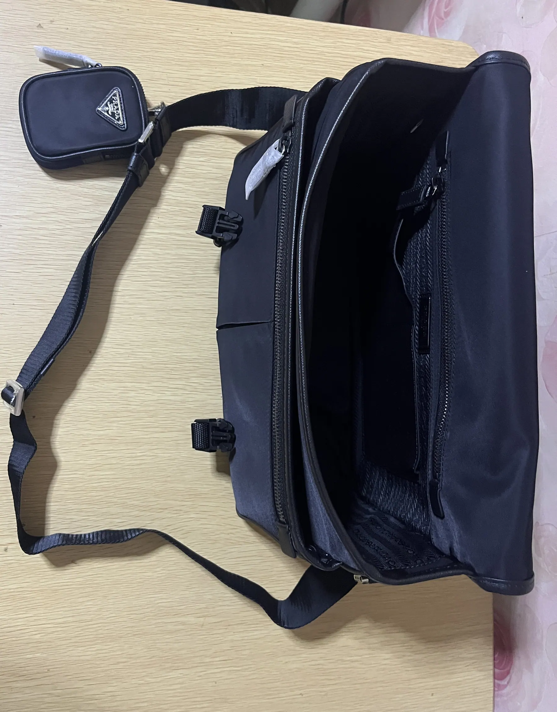 Prada Re-Nylon Saffiano 单肩包 2VD768 32x24x12cm
