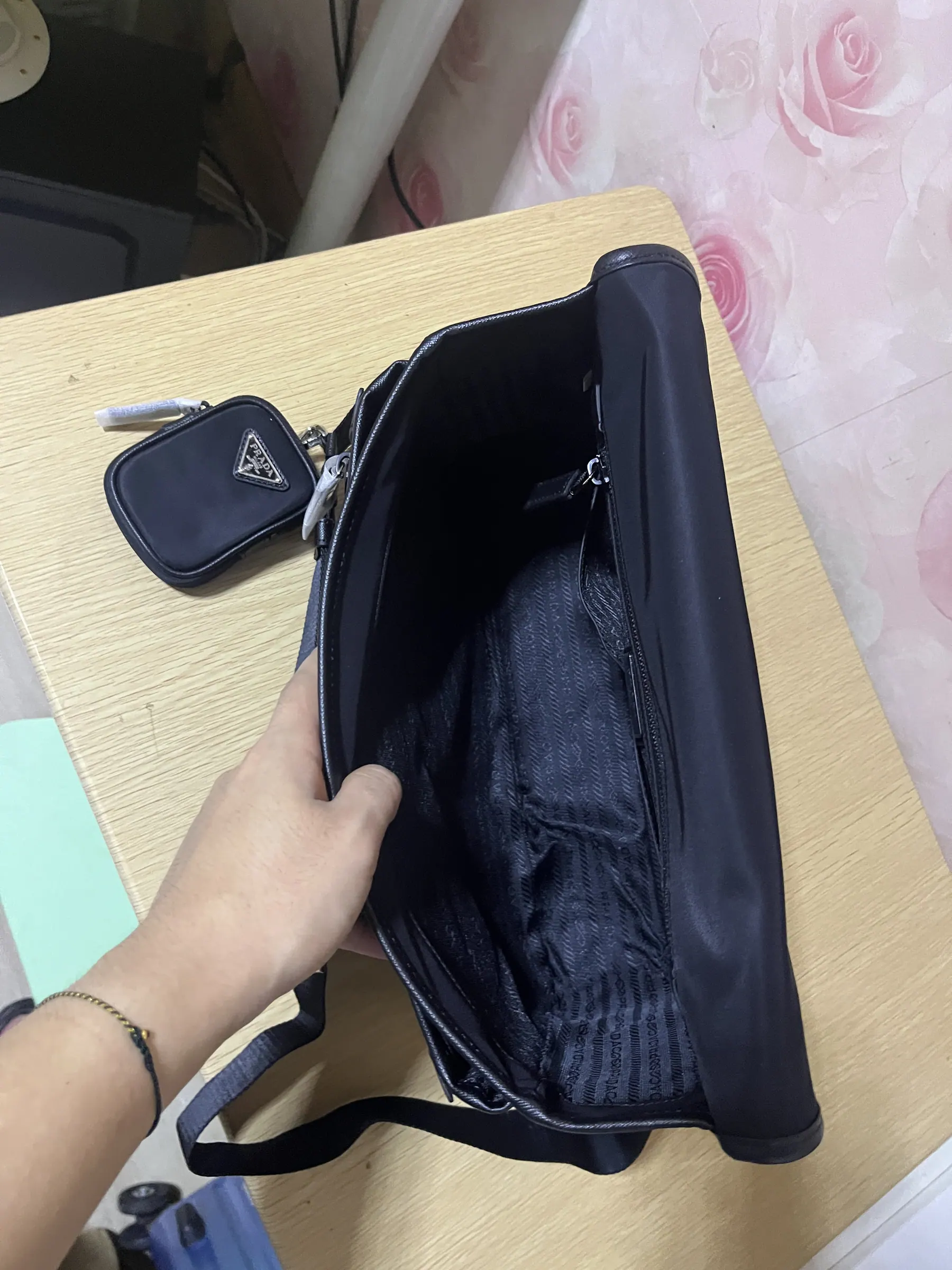 Prada Re-Nylon Saffiano 单肩包 2VD768 32x24x12cm