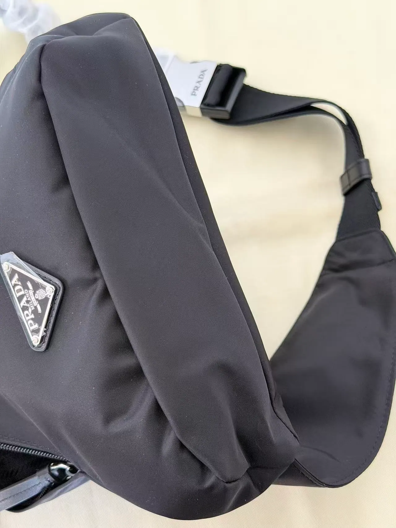 PRADA 再生尼龙及皮革双肩包 2VZ092 37.5*26.5