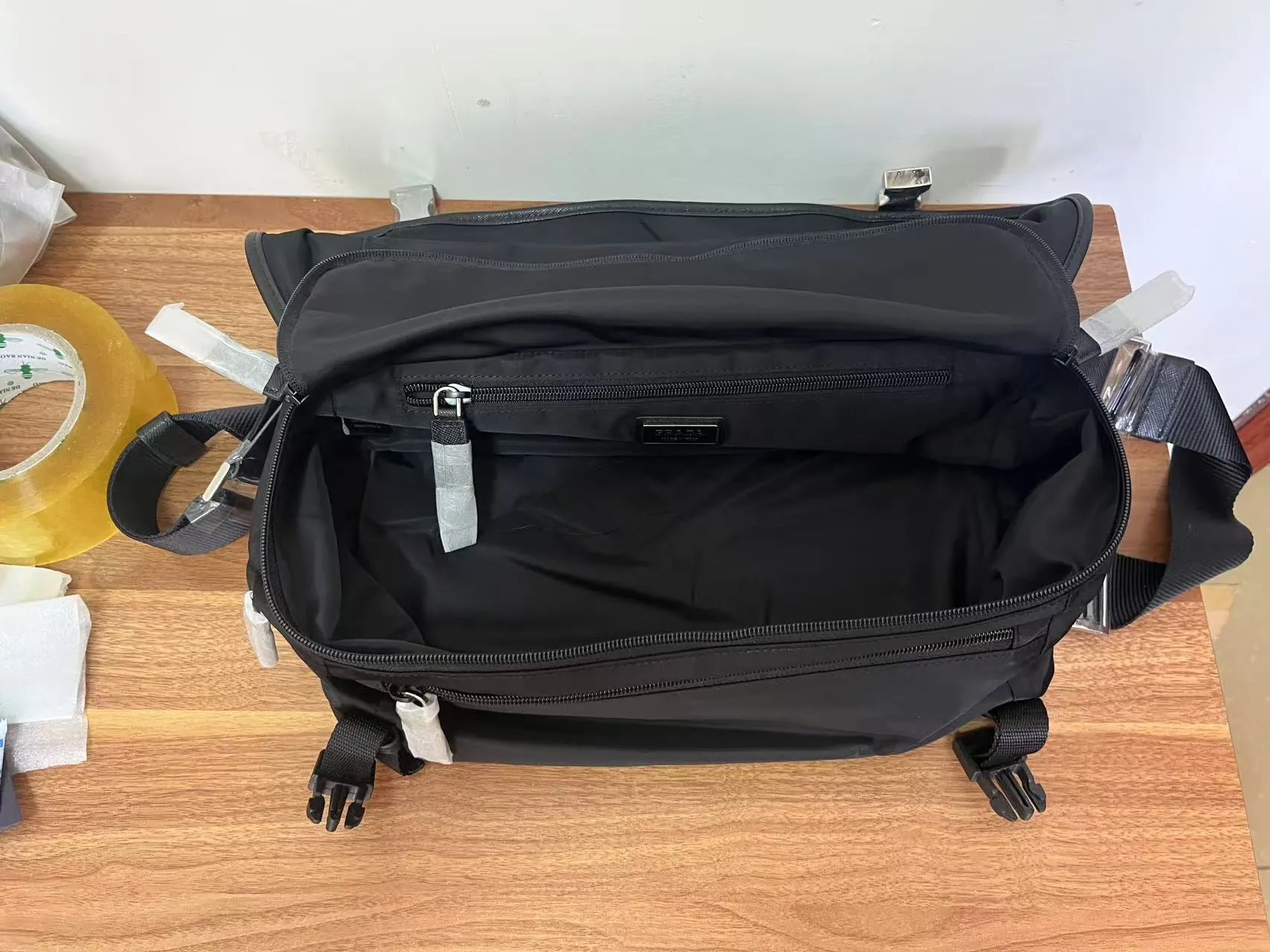普拉达 Re-Nylon Saffiano 皮革摩托车包 2VH994 27x15.5x14cm