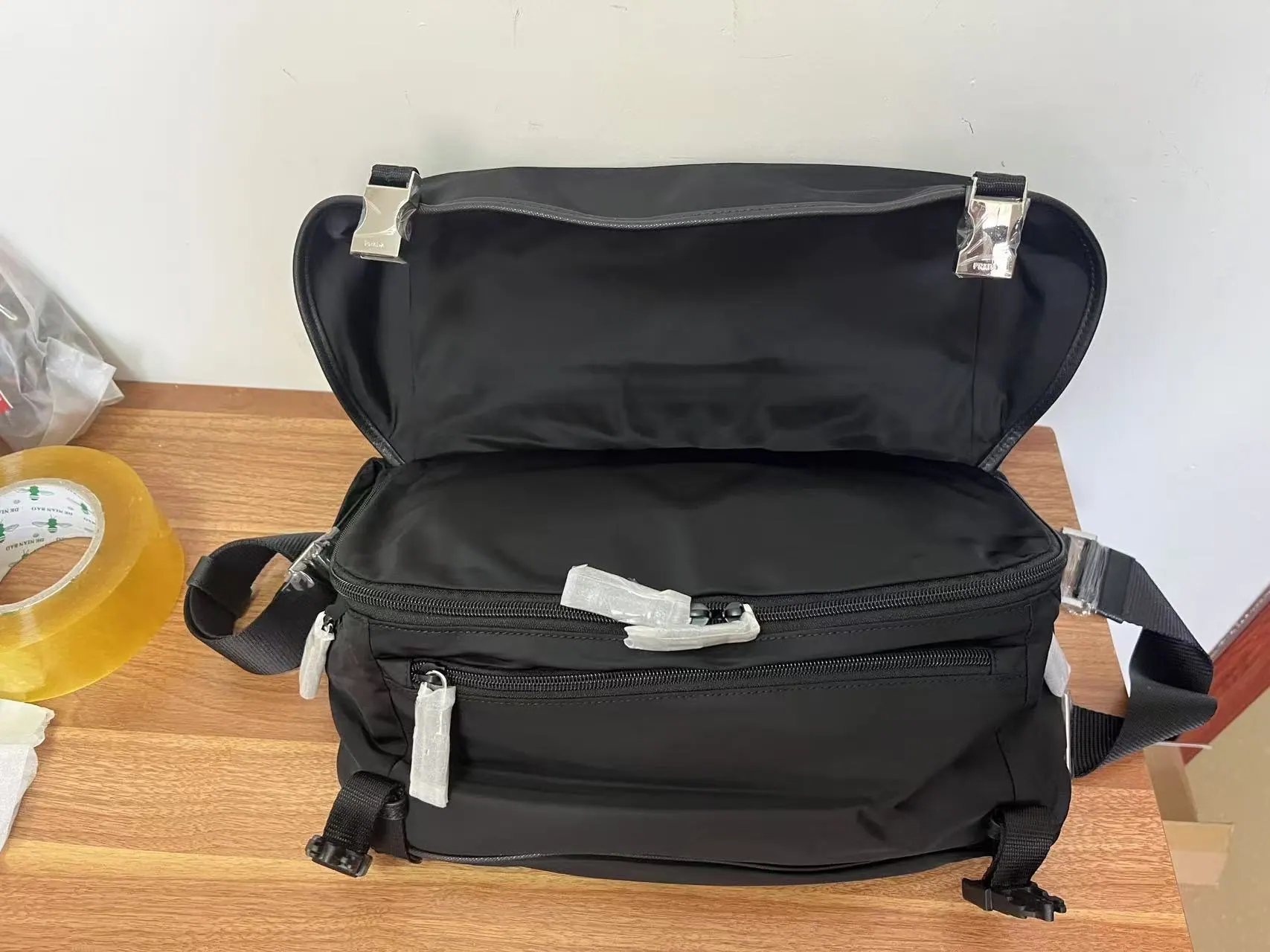 普拉达 Re-Nylon Saffiano 皮革摩托车包 2VH994 27x15.5x14cm