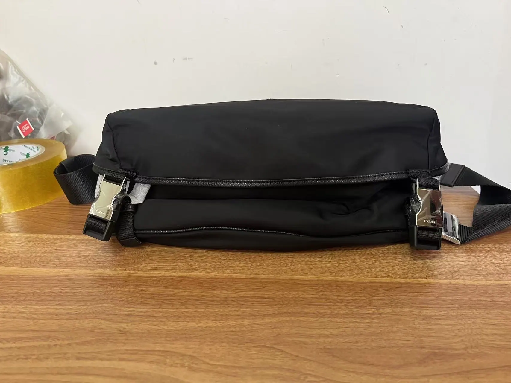 普拉达 Re-Nylon Saffiano 皮革摩托车包 2VH994 27x15.5x14cm