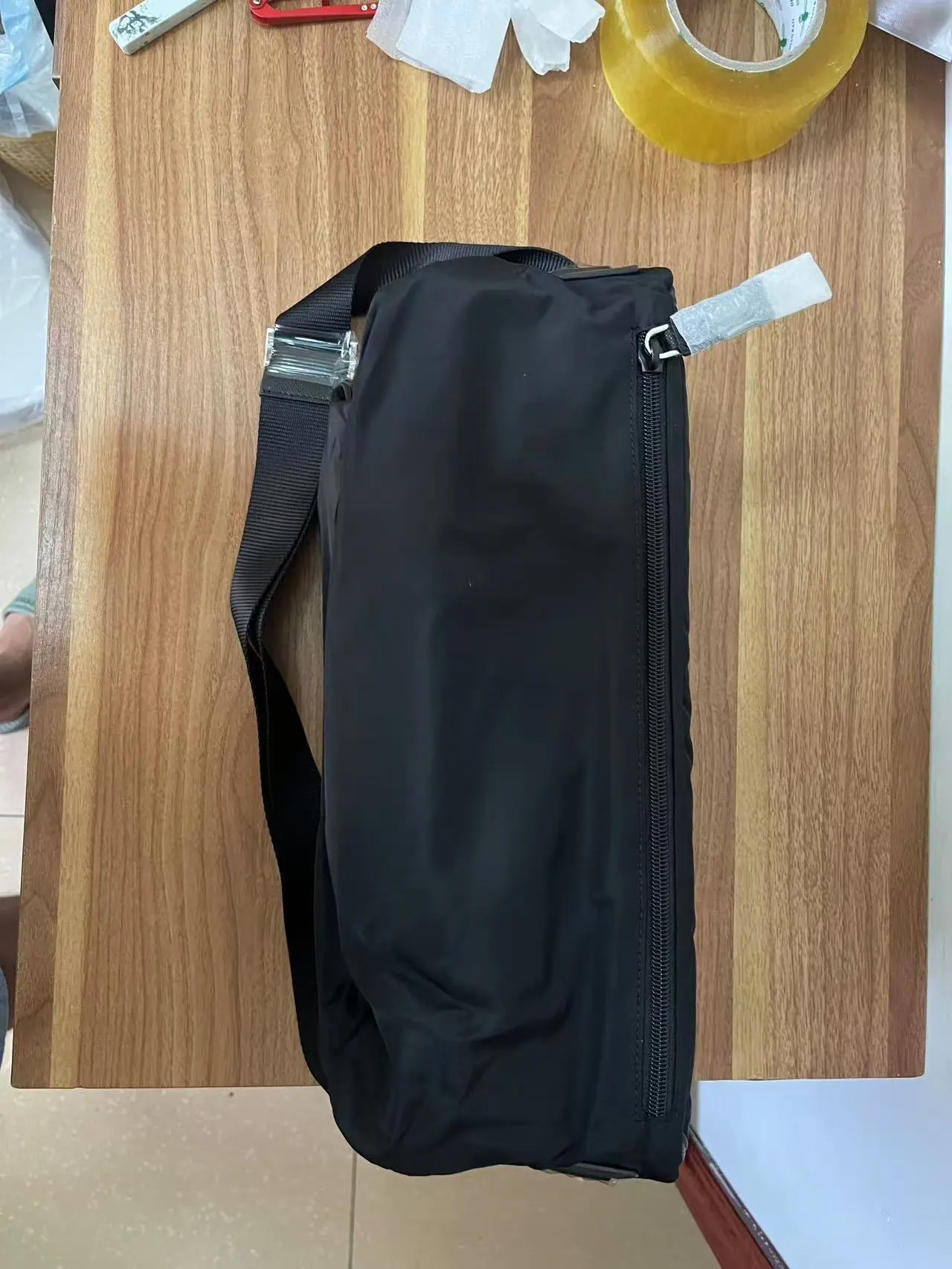 普拉达 Re-Nylon Saffiano 皮革摩托车包 2VH994 27x15.5x14cm