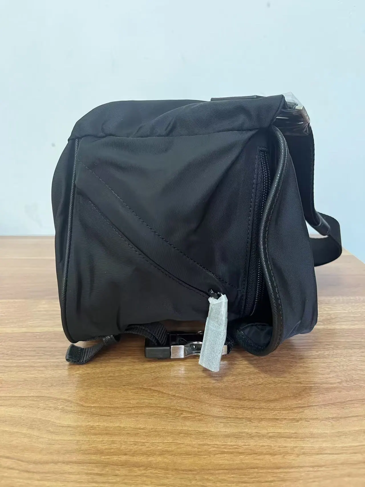 普拉达 Re-Nylon Saffiano 皮革摩托车包 2VH994 27x15.5x14cm