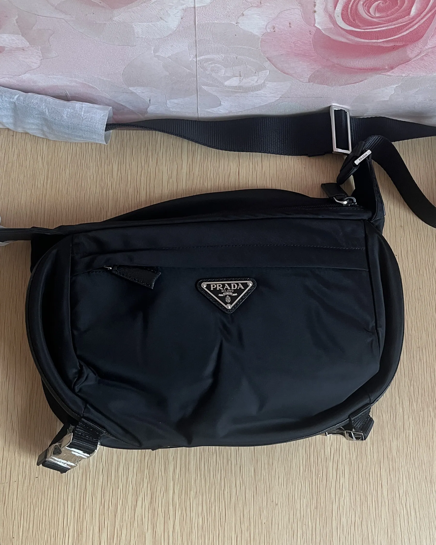 普拉达 Re-Nylon Saffiano 皮革摩托车包 2VH994 27x15.5x14cm