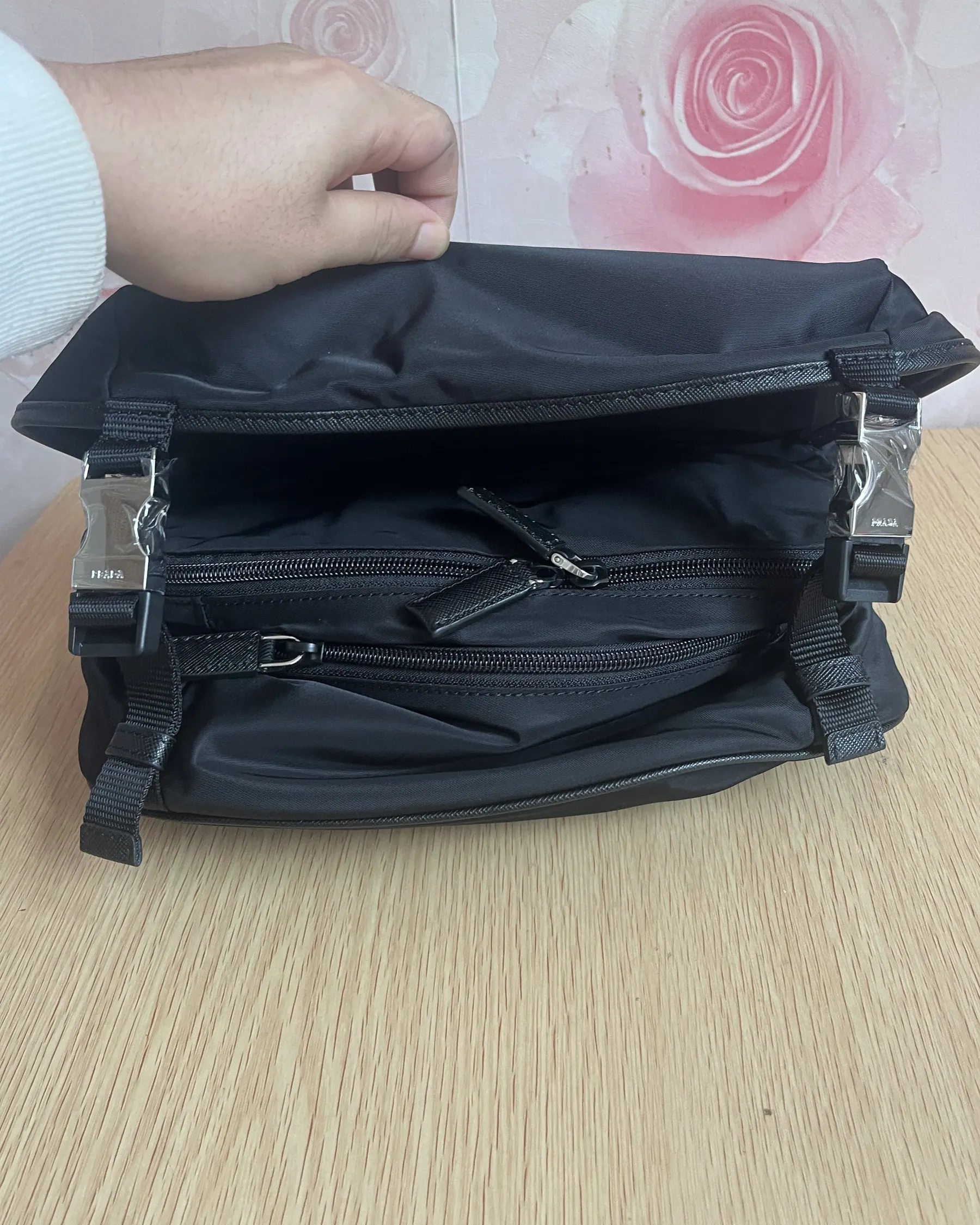 普拉达 Re-Nylon Saffiano 皮革摩托车包 2VH994 27x15.5x14cm