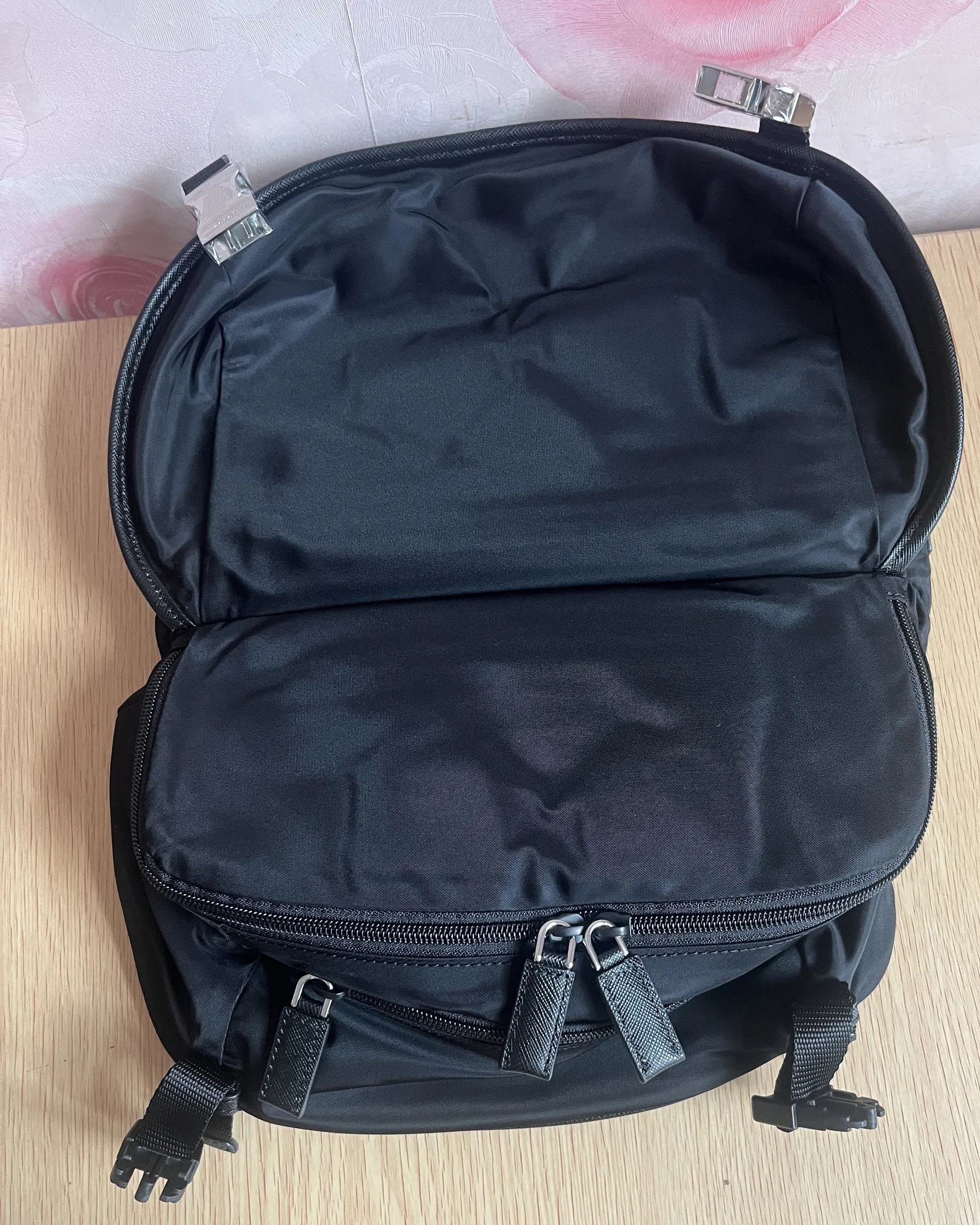 普拉达 Re-Nylon Saffiano 皮革摩托车包 2VH994 27x15.5x14cm