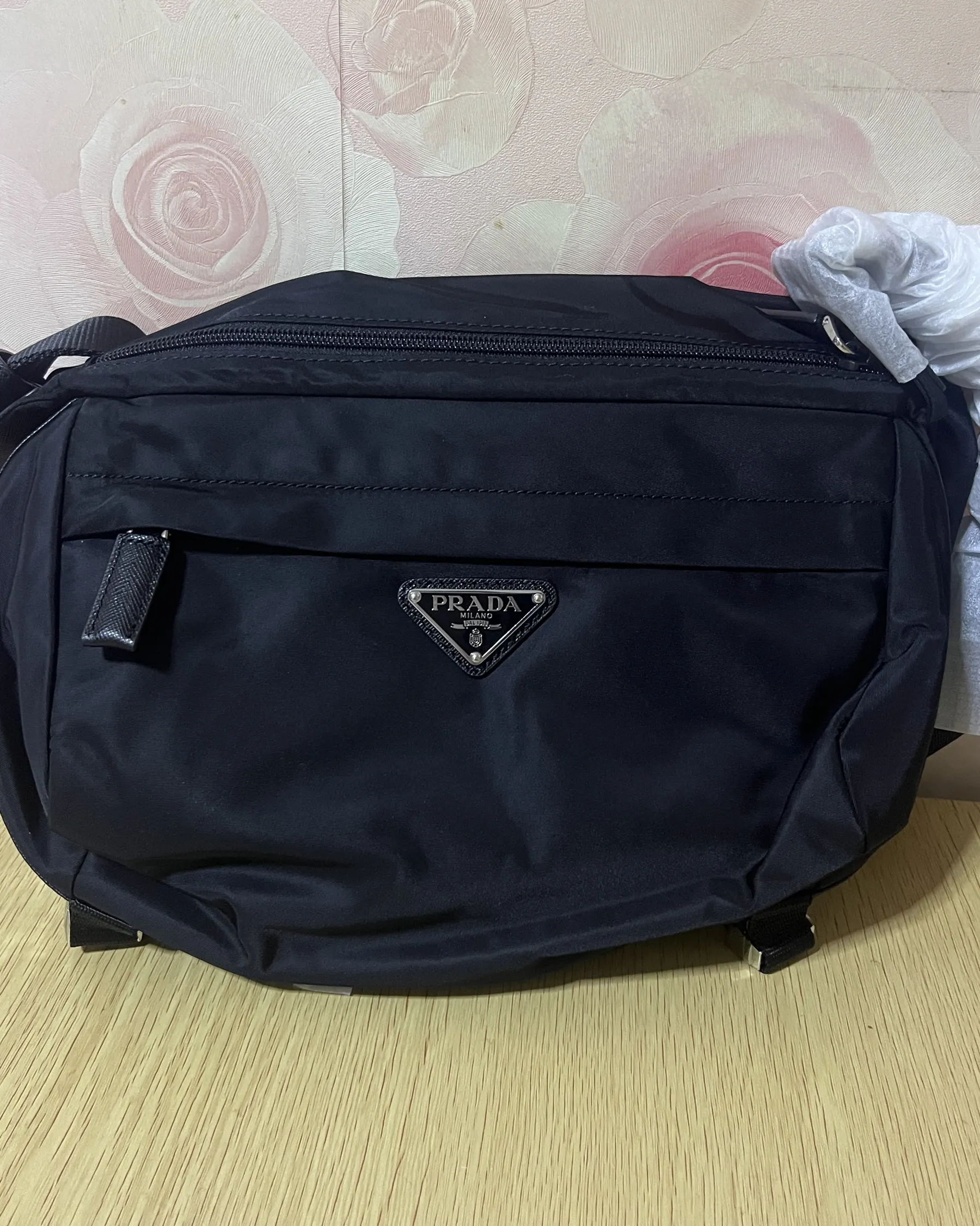 普拉达 Re-Nylon Saffiano 皮革摩托车包 2VH994 27x15.5x14cm