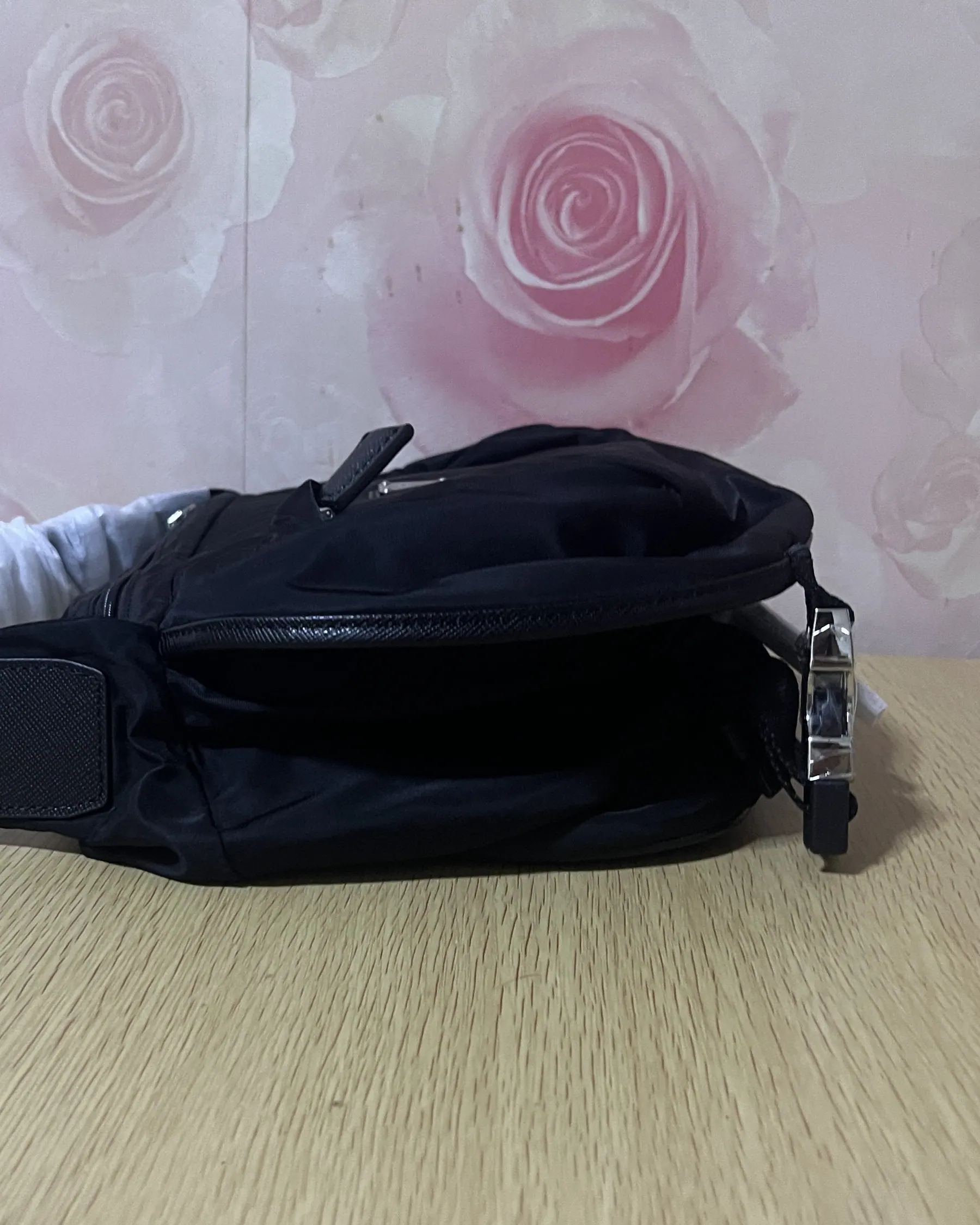 普拉达 Re-Nylon Saffiano 皮革摩托车包 2VH994 27x15.5x14cm