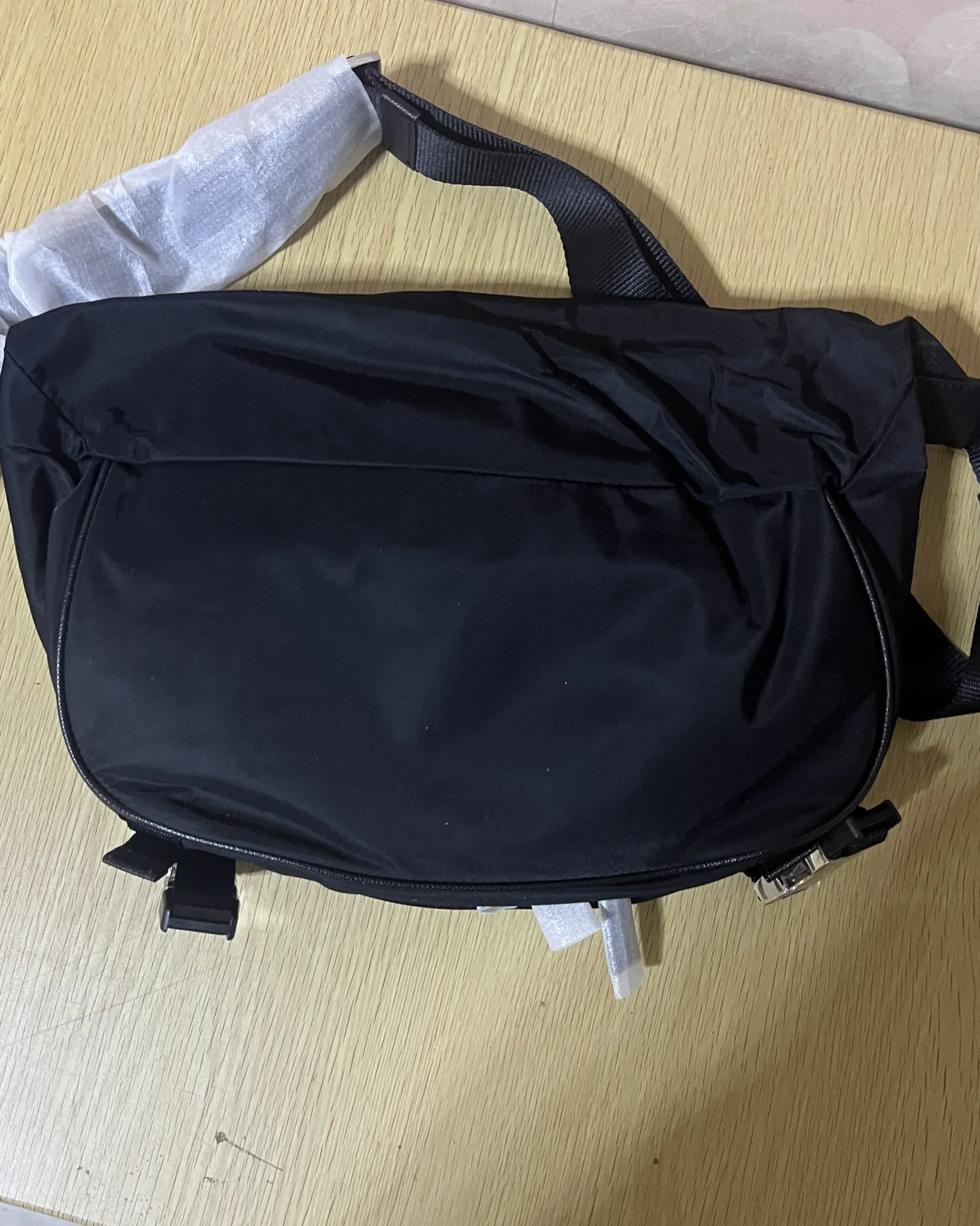 普拉达 Re-Nylon Saffiano 皮革摩托车包 2VH994 27x15.5x14cm