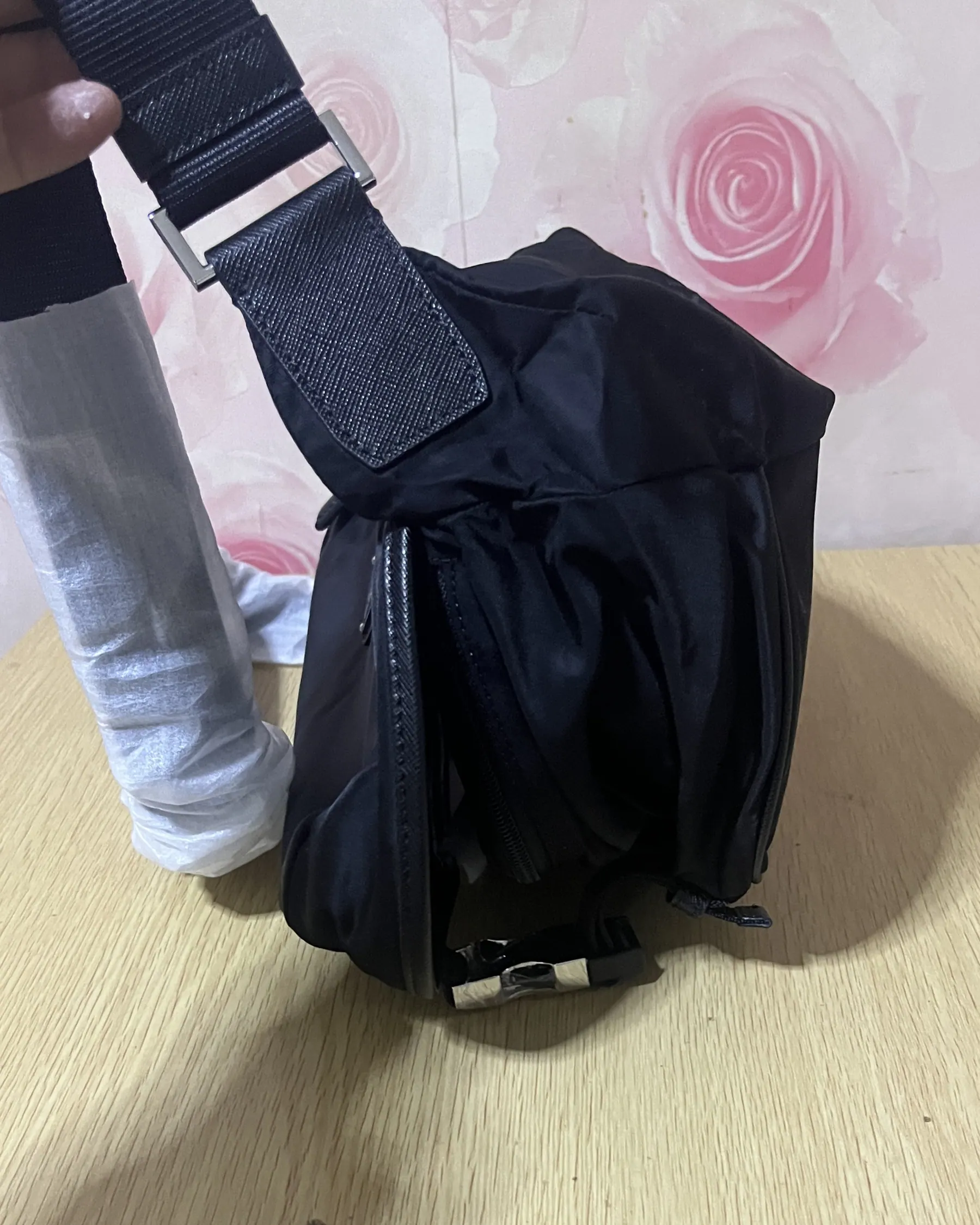 普拉达 Re-Nylon Saffiano 皮革摩托车包 2VH994 27x15.5x14cm
