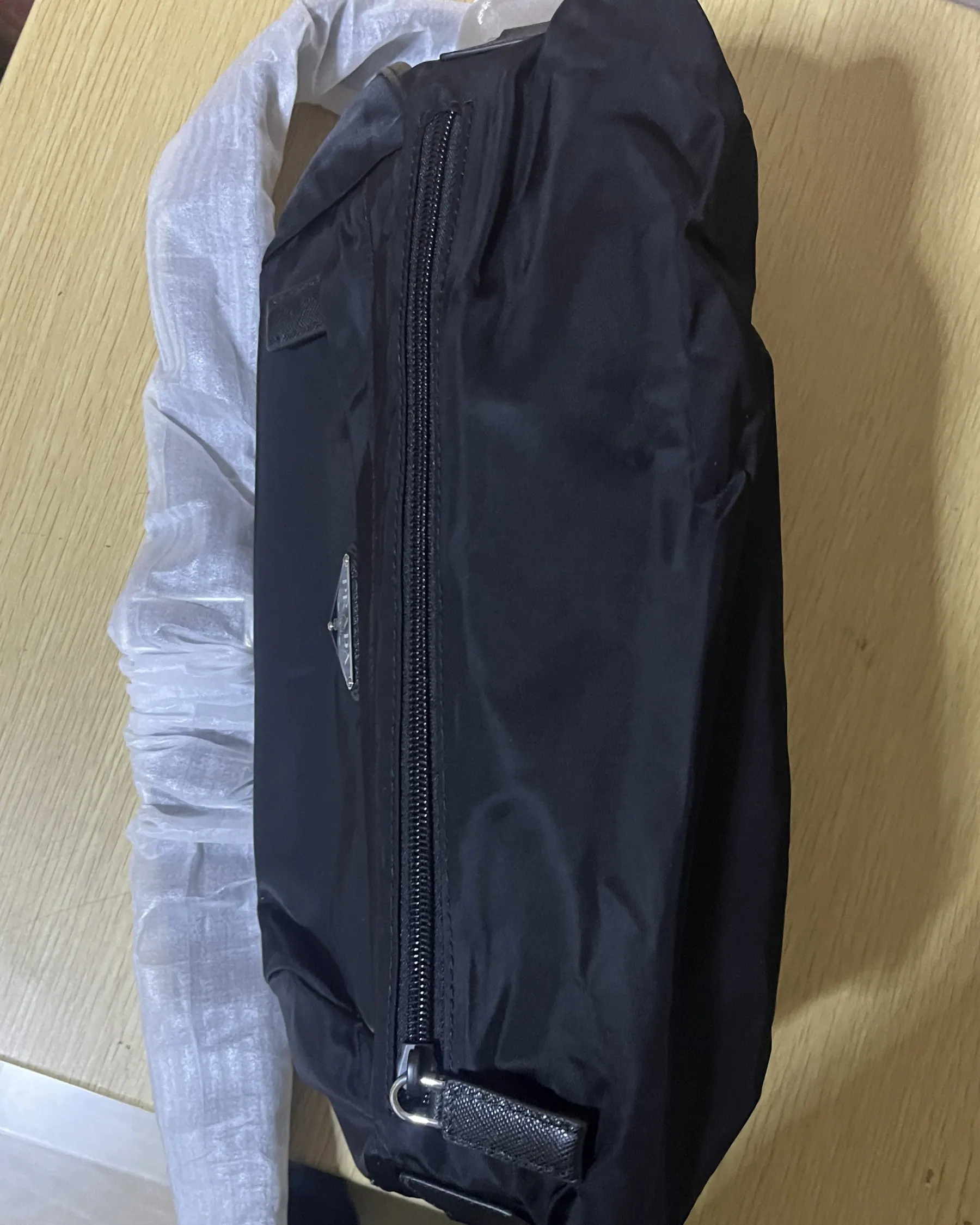 普拉达 Re-Nylon Saffiano 皮革摩托车包 2VH994 27x15.5x14cm