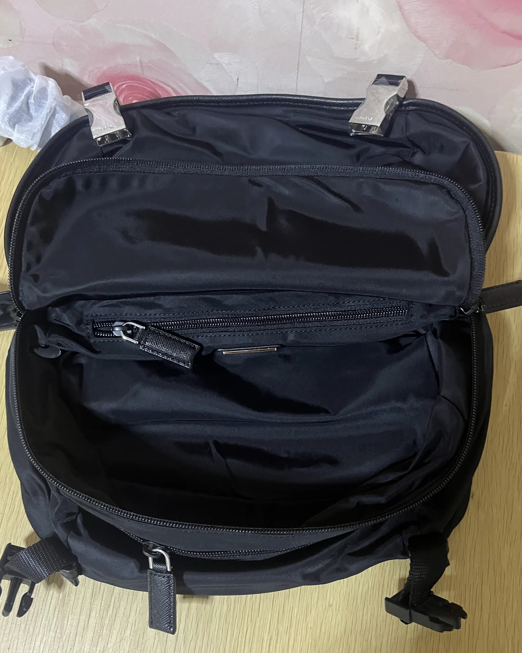 普拉达 Re-Nylon Saffiano 皮革摩托车包 2VH994 27x15.5x14cm