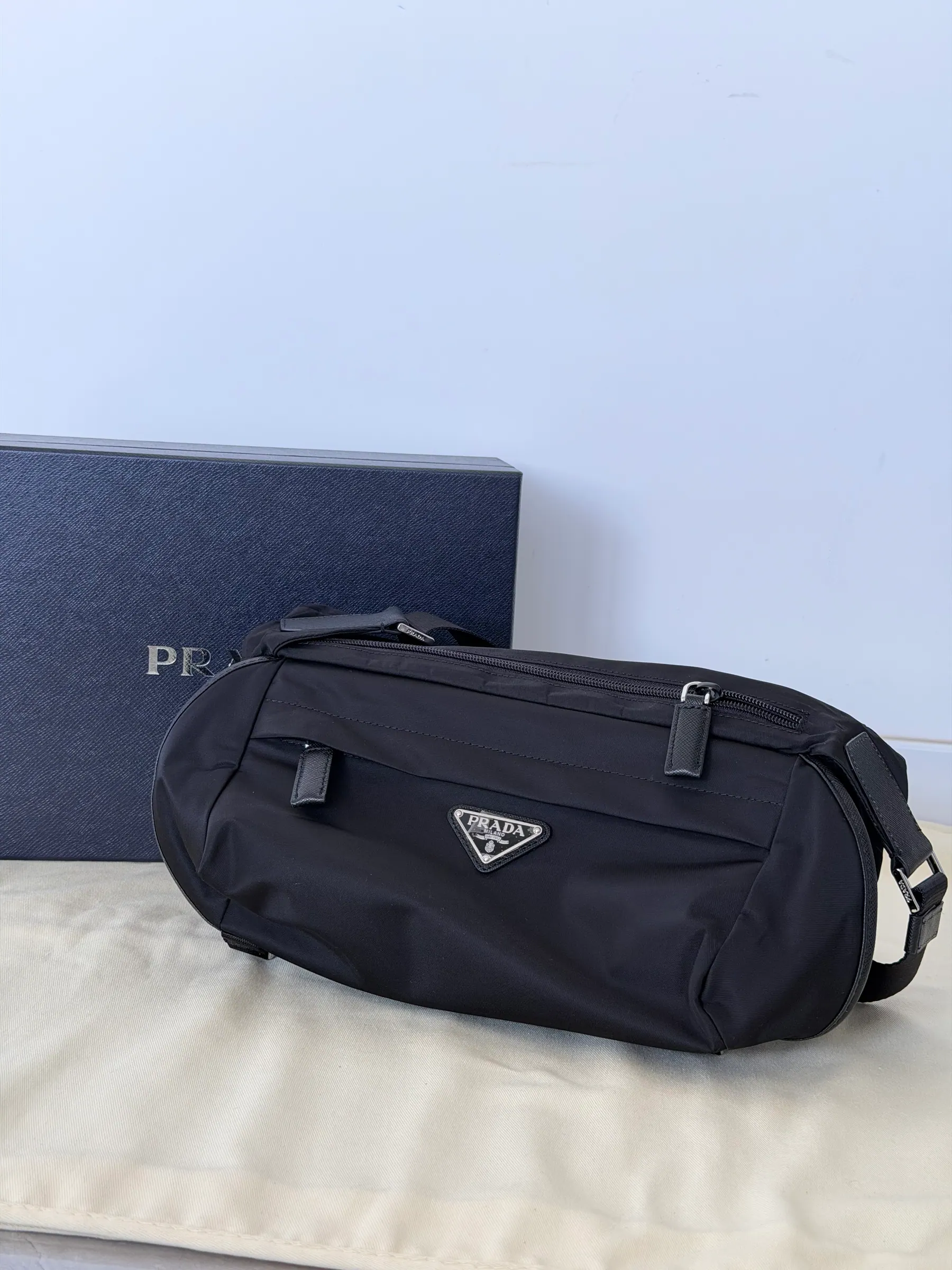 普拉达 Re-Nylon Saffiano 皮革摩托车包 2VH994 27x15.5x14cm