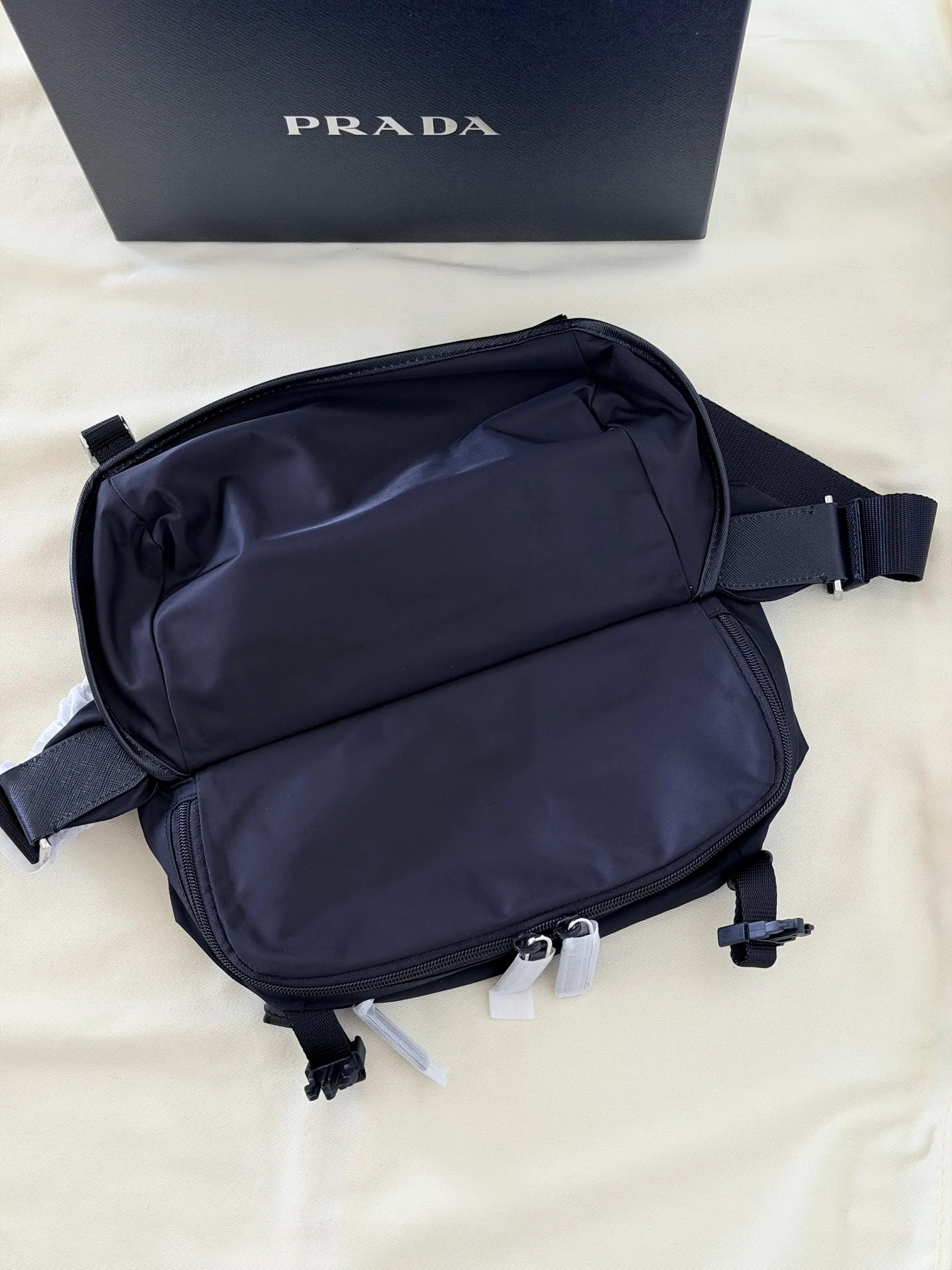 普拉达 Re-Nylon Saffiano 皮革摩托车包 2VH994 27x15.5x14cm
