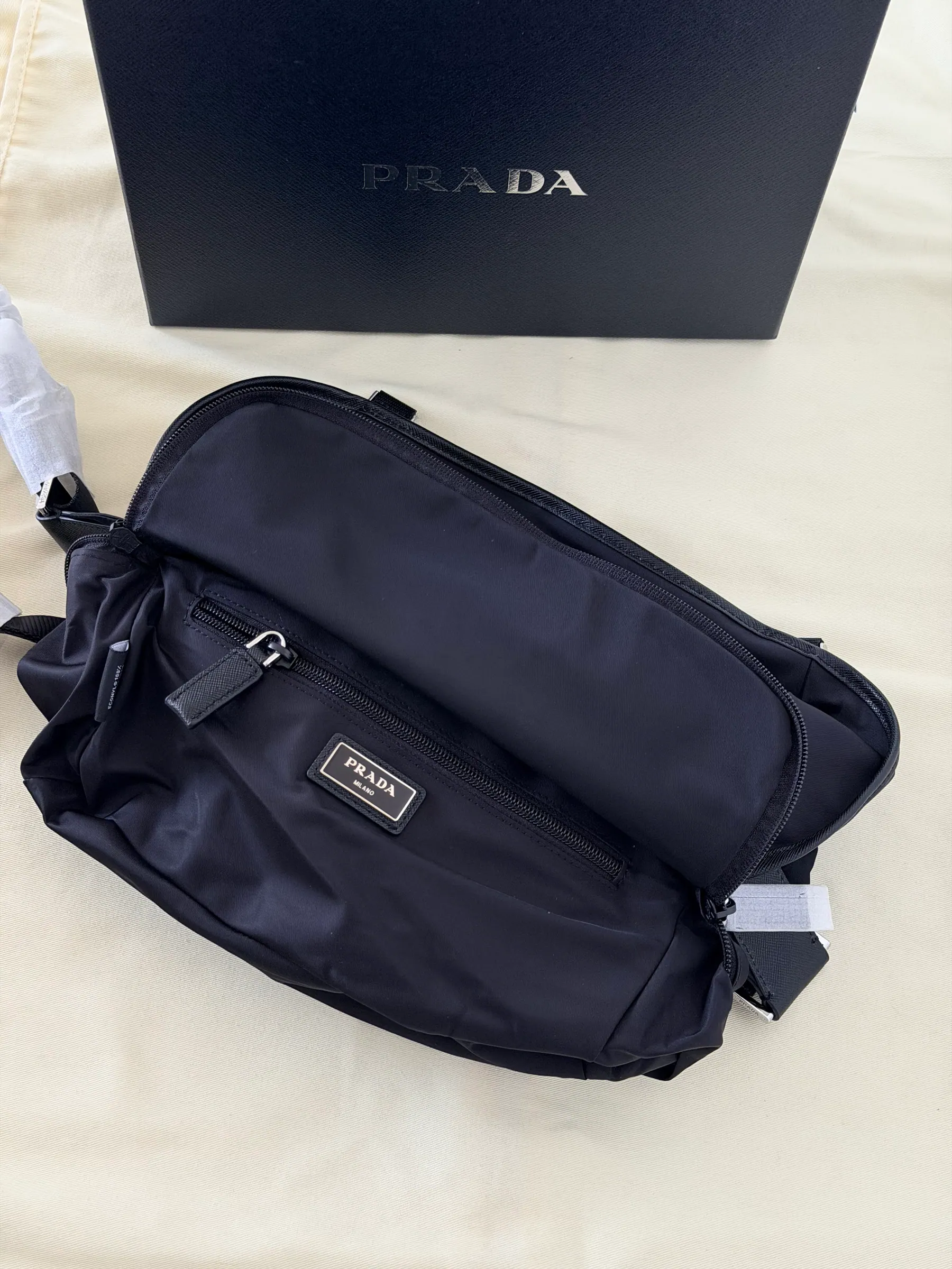 普拉达 Re-Nylon Saffiano 皮革摩托车包 2VH994 27x15.5x14cm