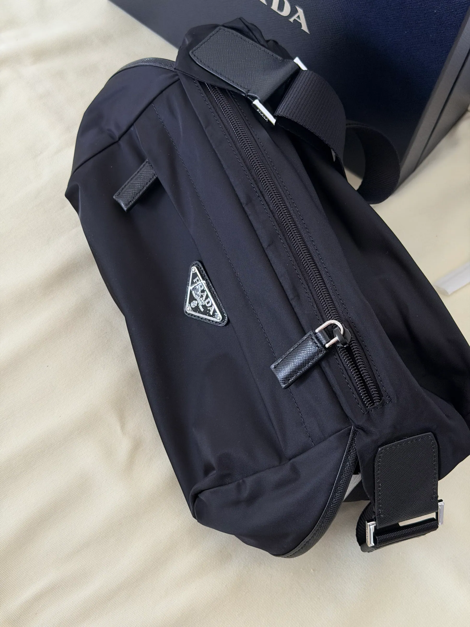 普拉达 Re-Nylon Saffiano 皮革摩托车包 2VH994 27x15.5x14cm