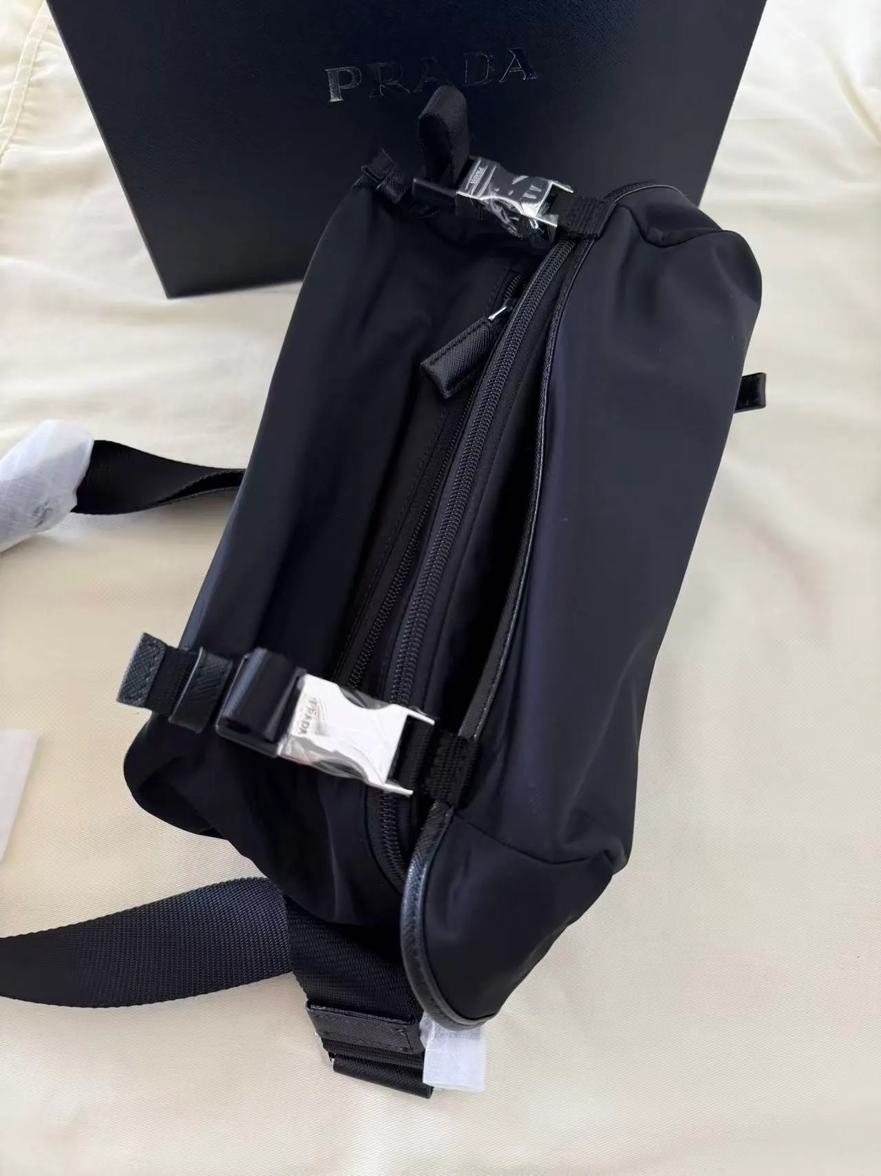 普拉达 Re-Nylon Saffiano 皮革摩托车包 2VH994 27x15.5x14cm