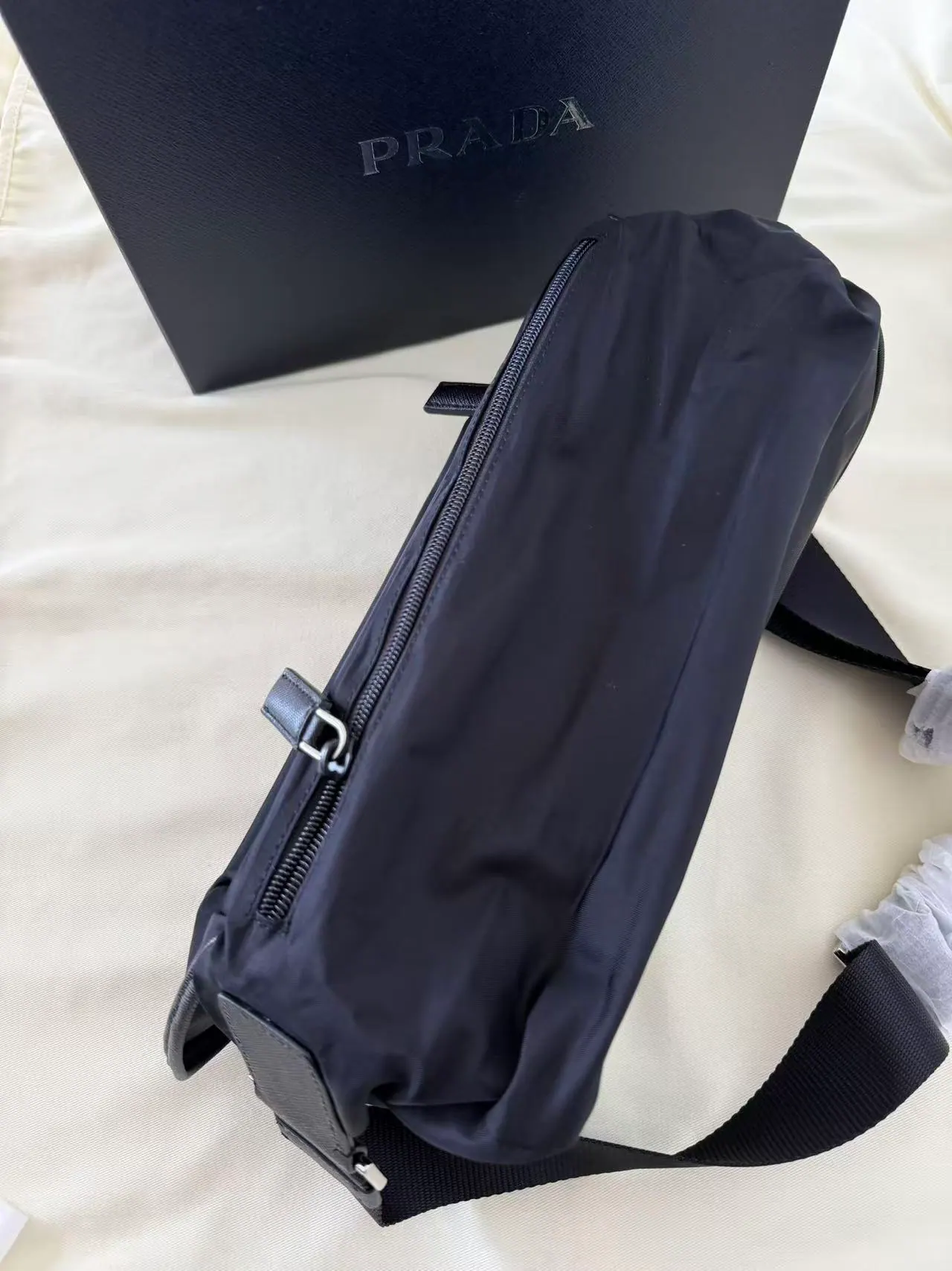 普拉达 Re-Nylon Saffiano 皮革摩托车包 2VH994 27x15.5x14cm