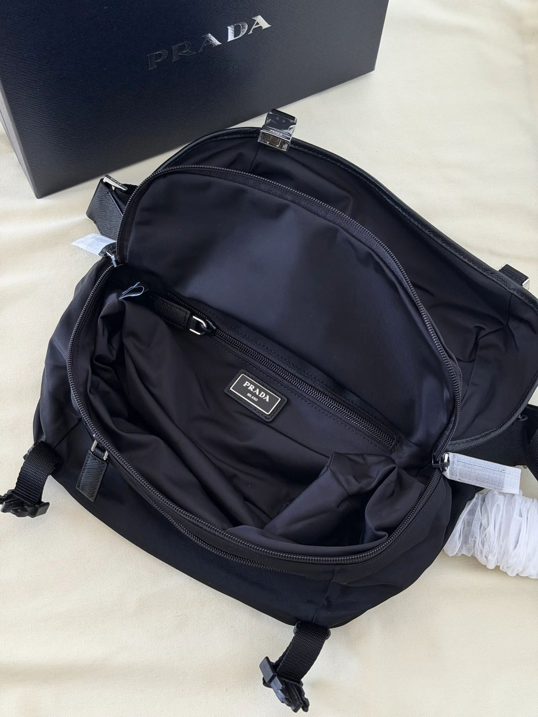 普拉达 Re-Nylon Saffiano 皮革摩托车包 2VH994 27x15.5x14cm