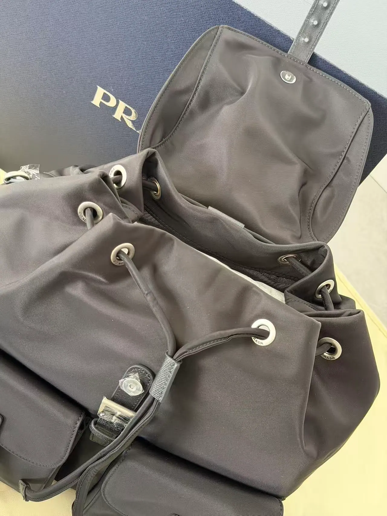 Prada Re-Nylon 双肩包 2VZ110 34x39x15cm