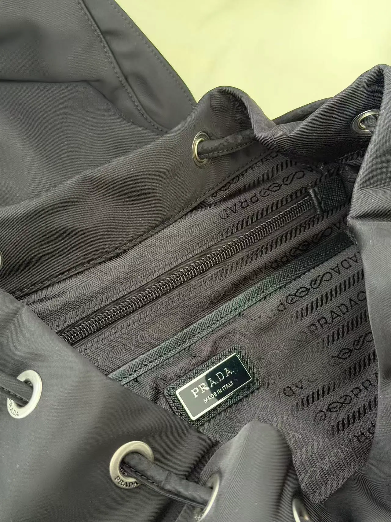 Prada Re-Nylon 双肩包 2VZ110 34x39x15cm