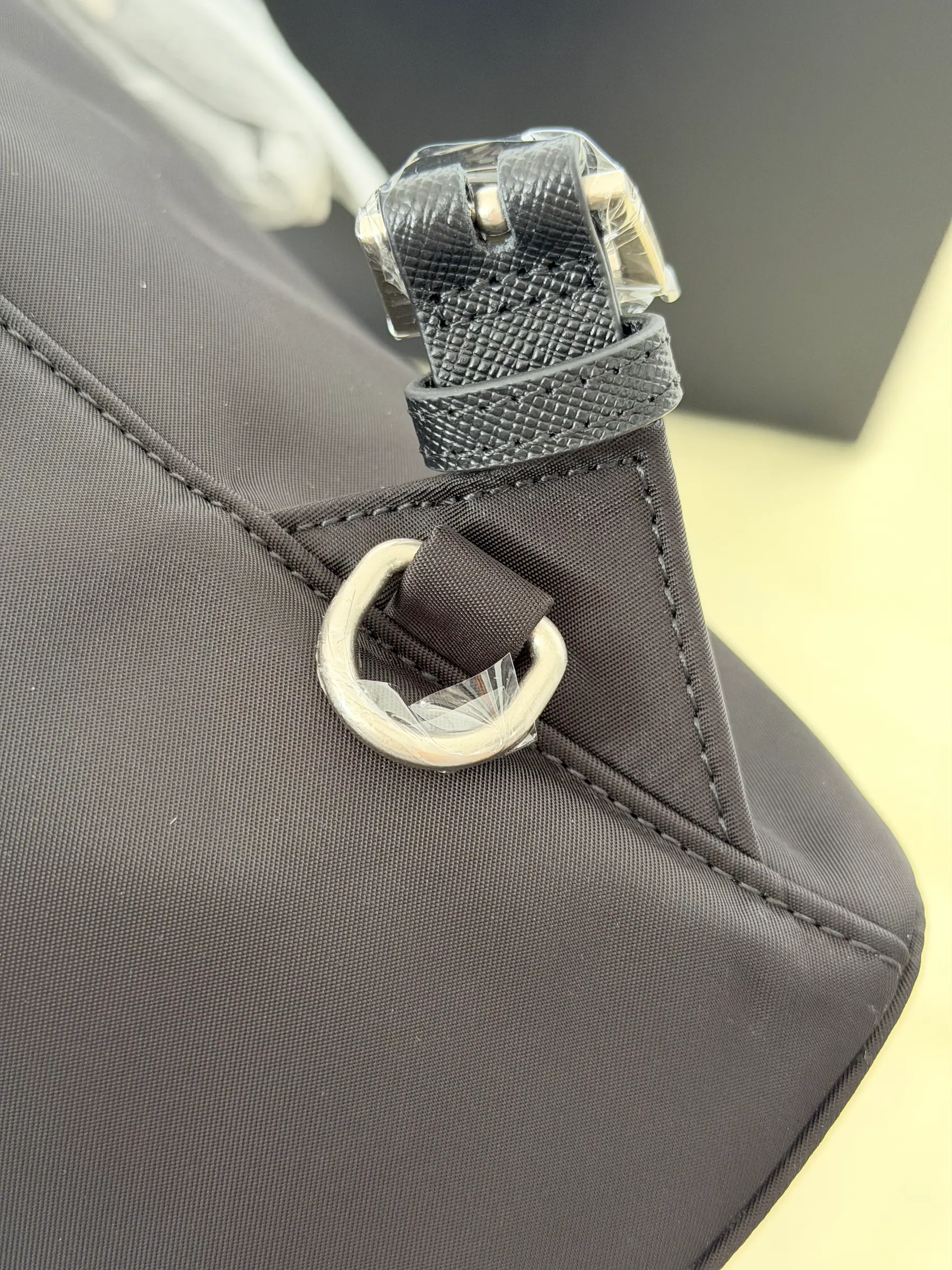Prada Re-Nylon 双肩包 2VZ110 34x39x15cm