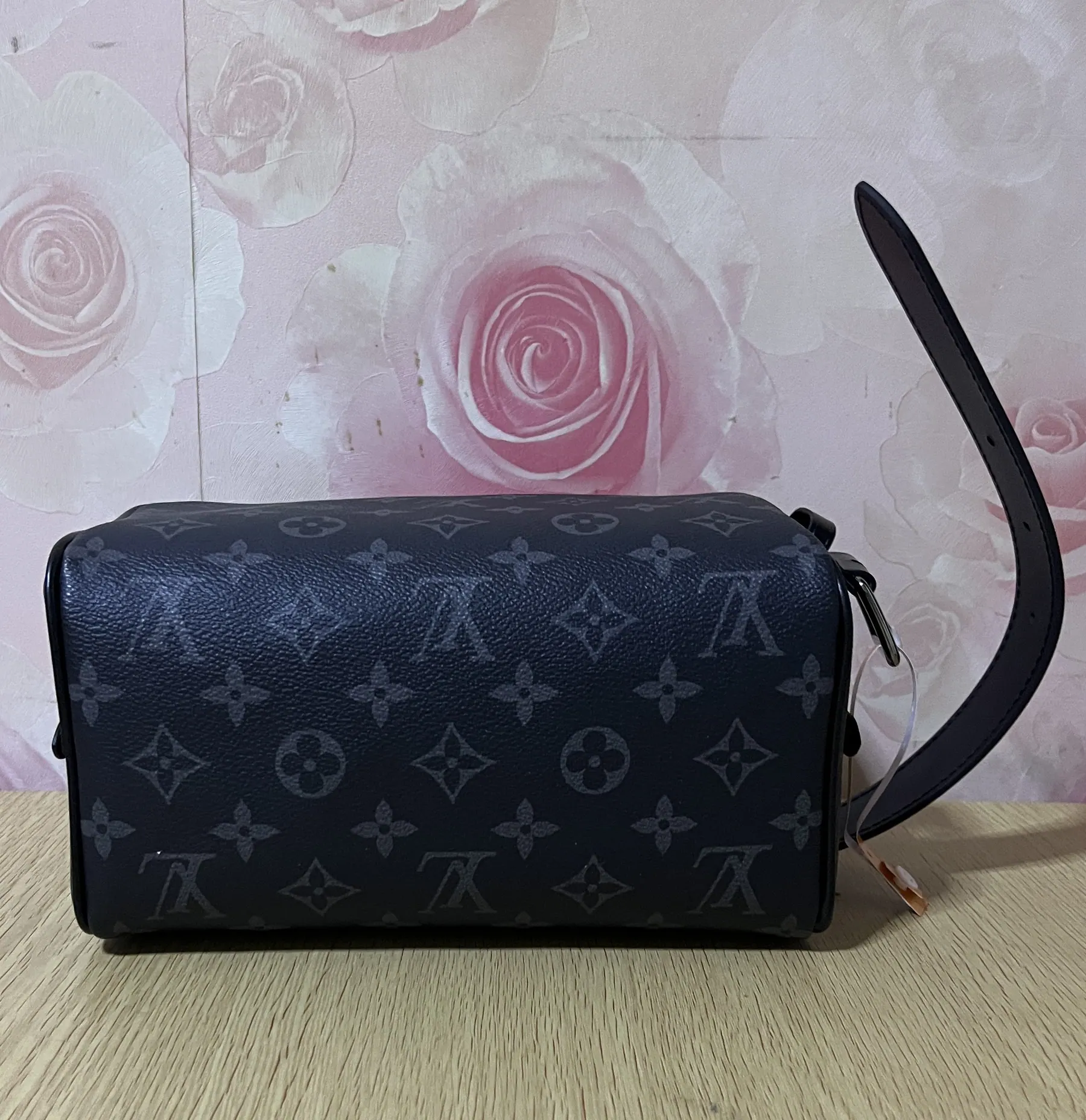 路易威登 Toiletry 盥洗包 Locker Dopp Kit M83113 13 x 12 x 23 cm