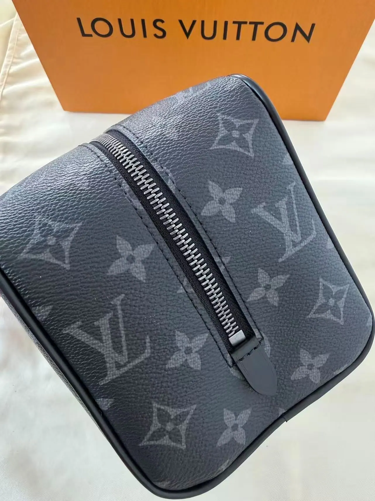 路易威登 Toiletry 盥洗包 Locker Dopp Kit M83113 13 x 12 x 23 cm