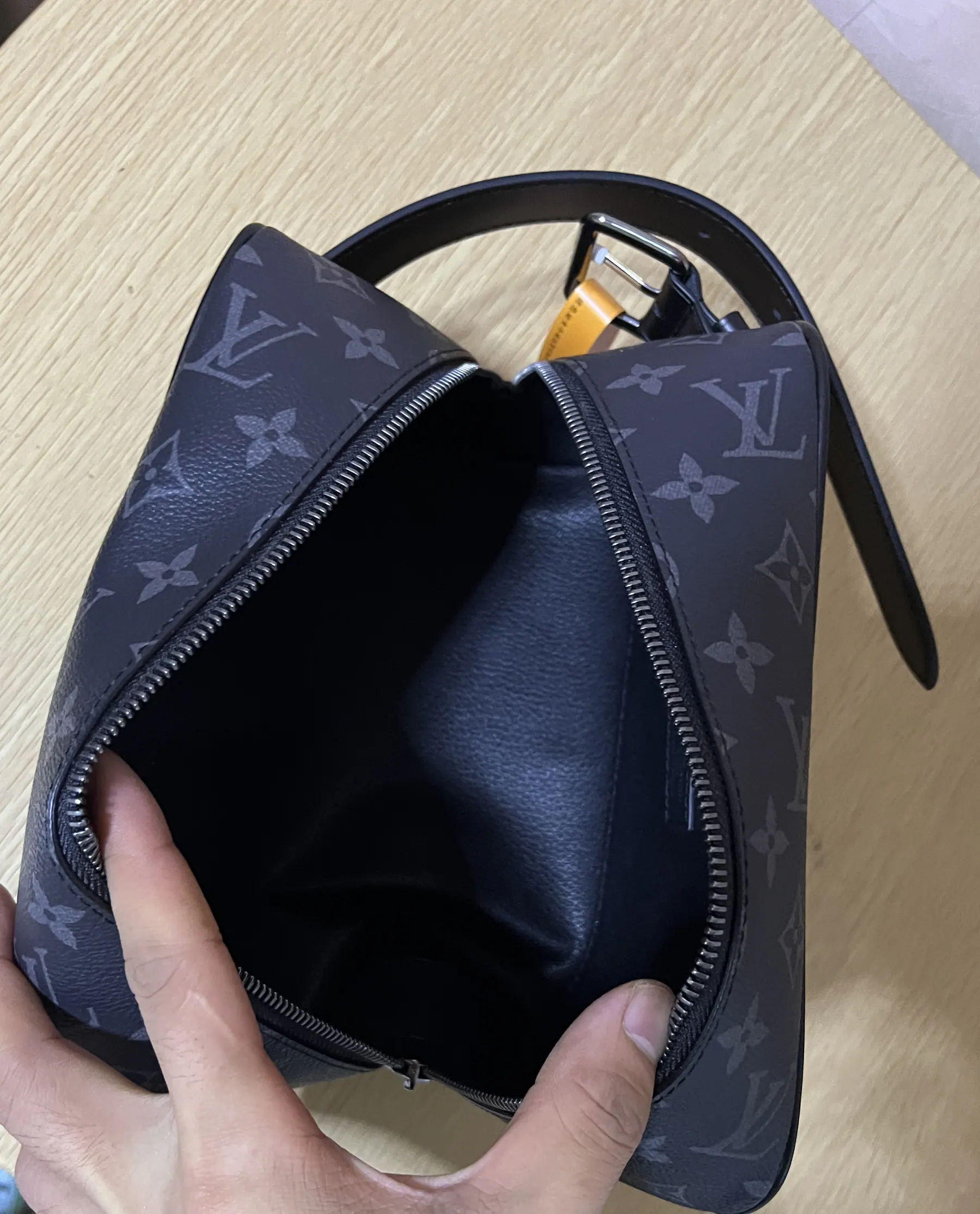 路易威登 Toiletry 盥洗包 Locker Dopp Kit M83113 13 x 12 x 23 cm