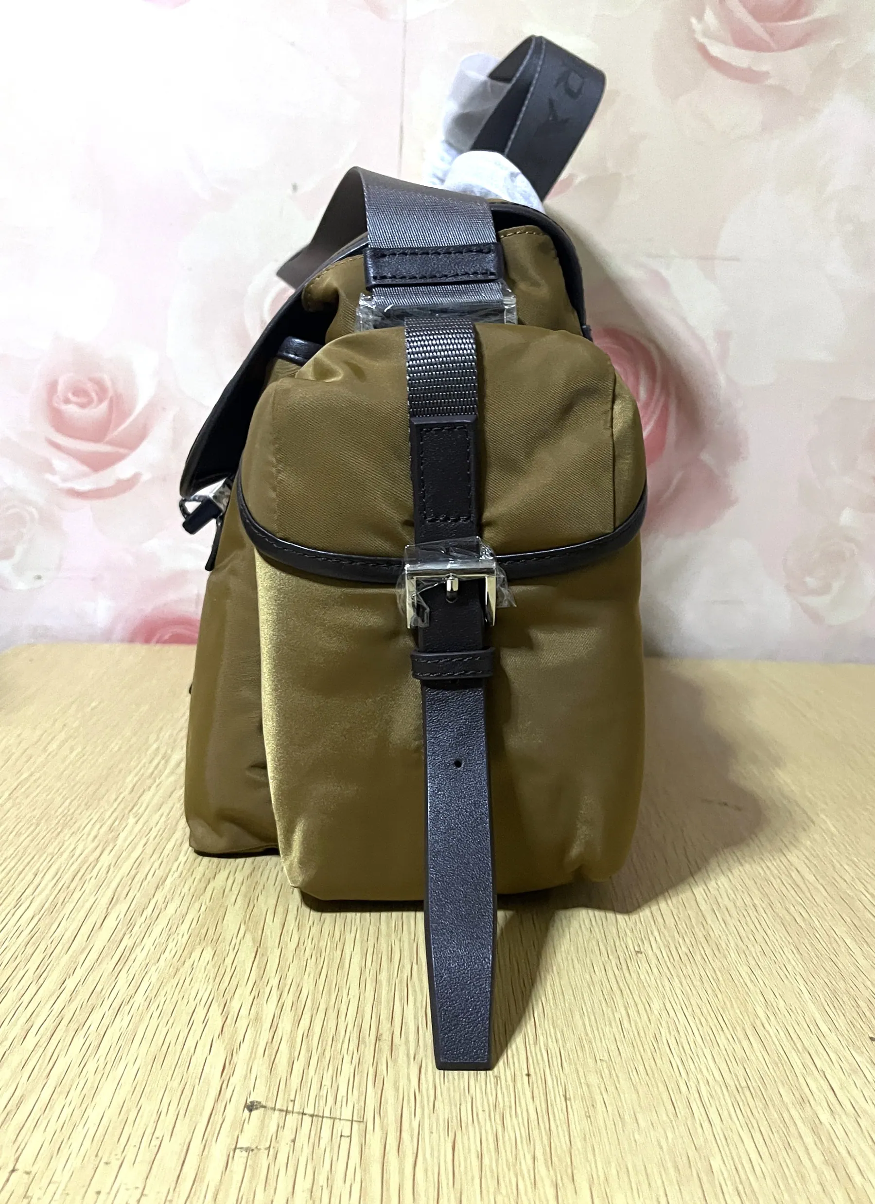 普拉达 2VD081 斜挎邮差包 26 cm