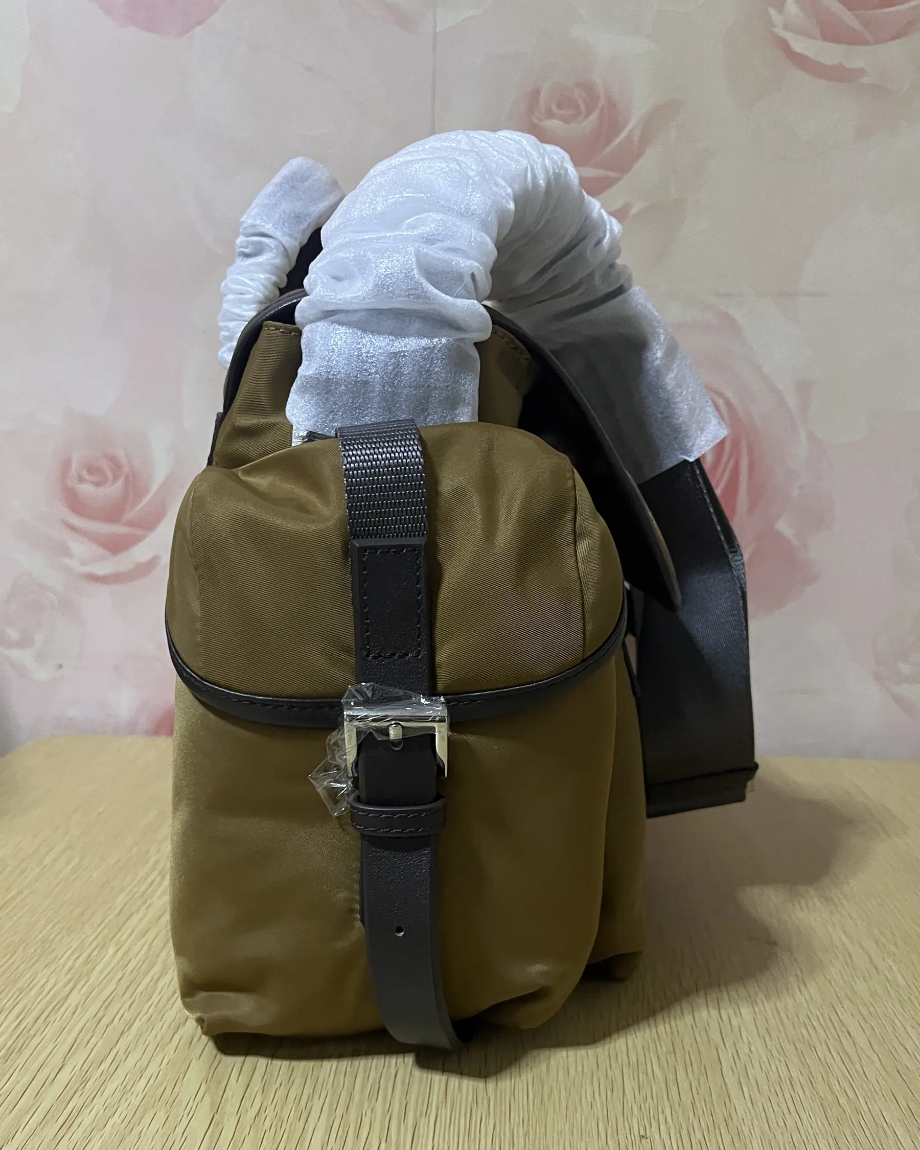 普拉达 2VD081 斜挎邮差包 26 cm