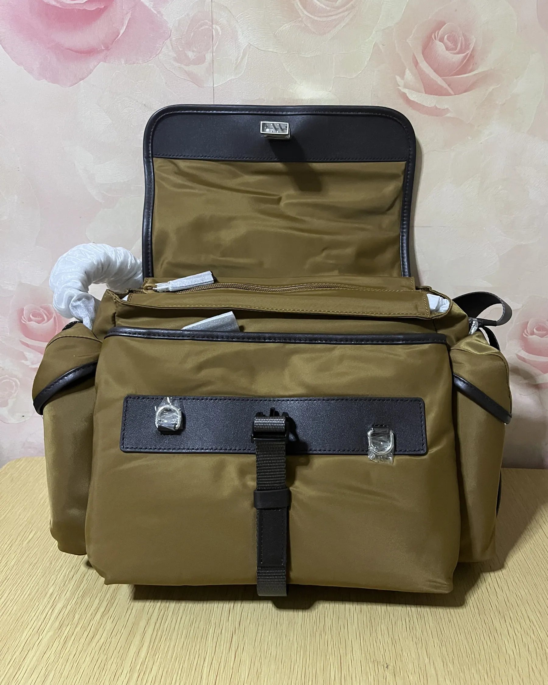 普拉达 2VD081 斜挎邮差包 26 cm