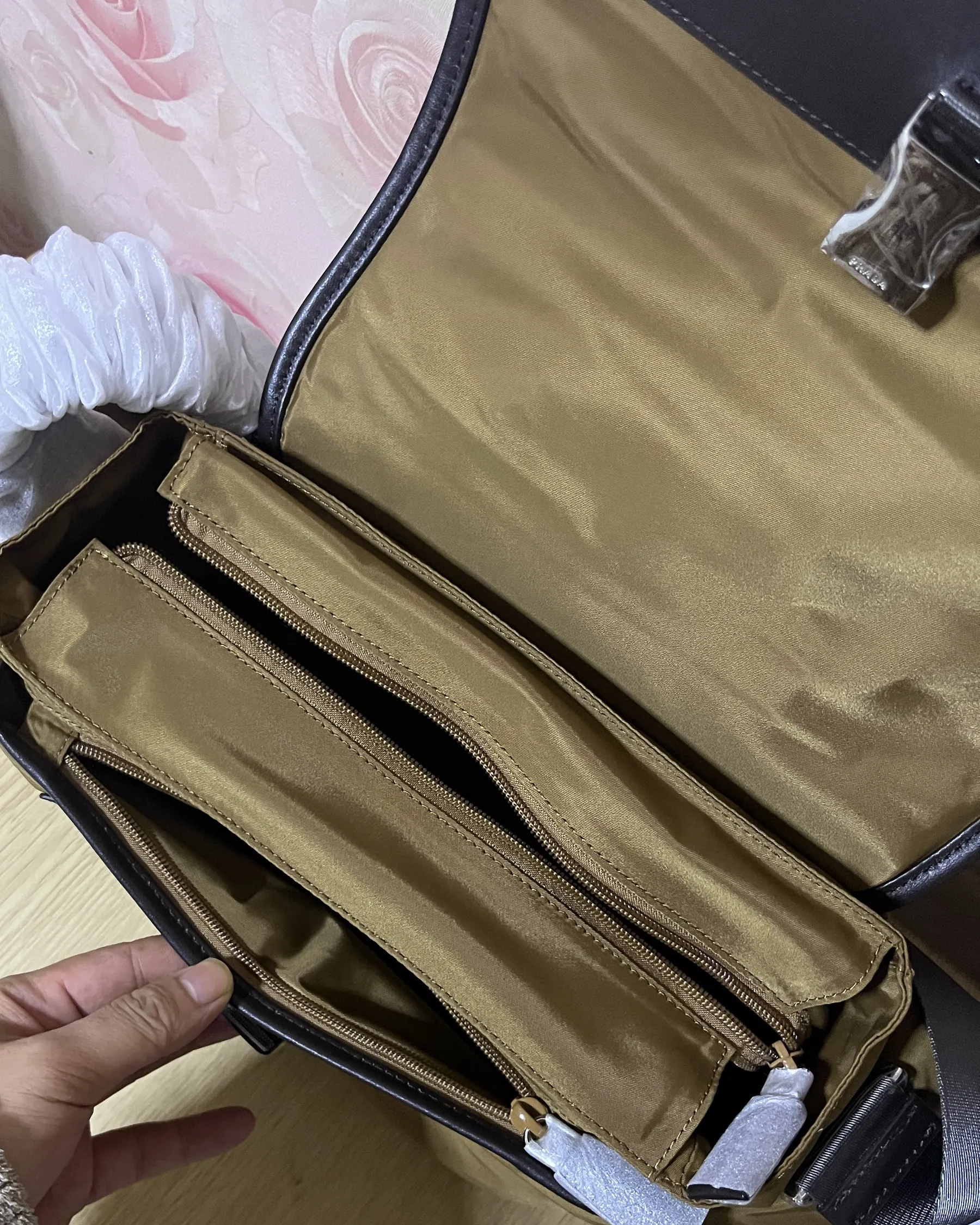 普拉达 2VD081 斜挎邮差包 26 cm