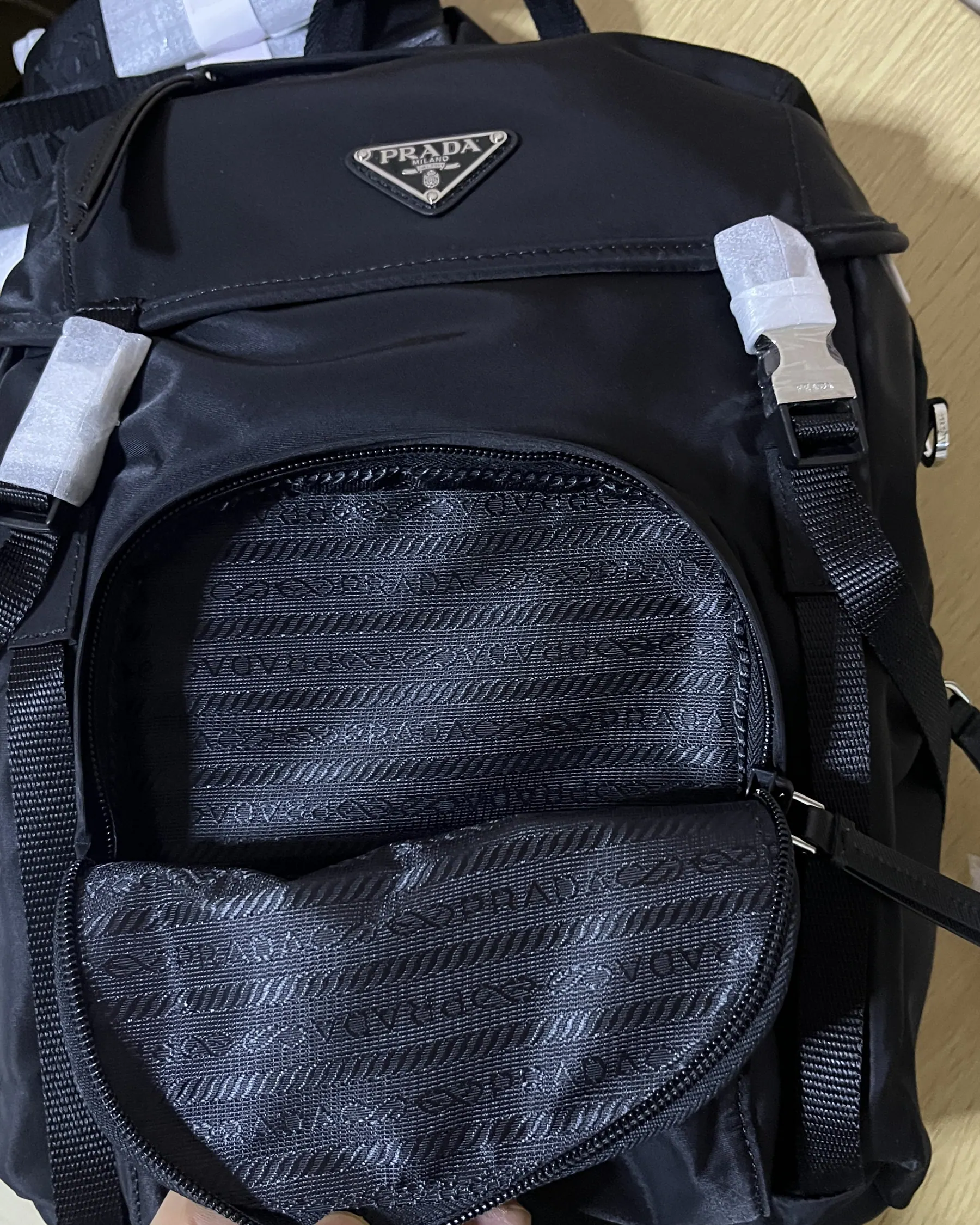 普拉达 Re-Nylon 双肩包 1BZ039 25x34.5x15.5cm
