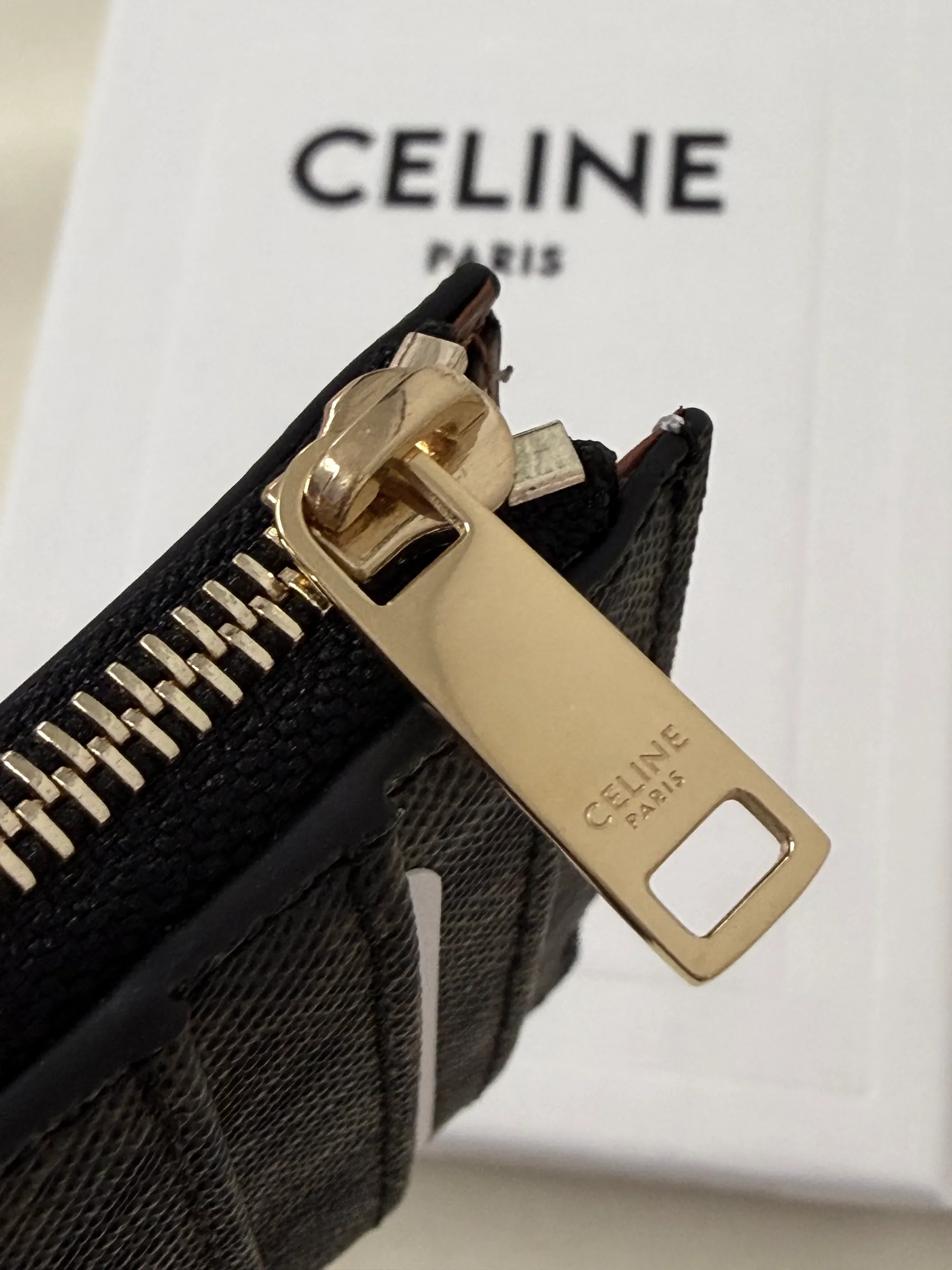 Celine Triomphe 帆布 & 小羊皮拉链卡包 棕褐色