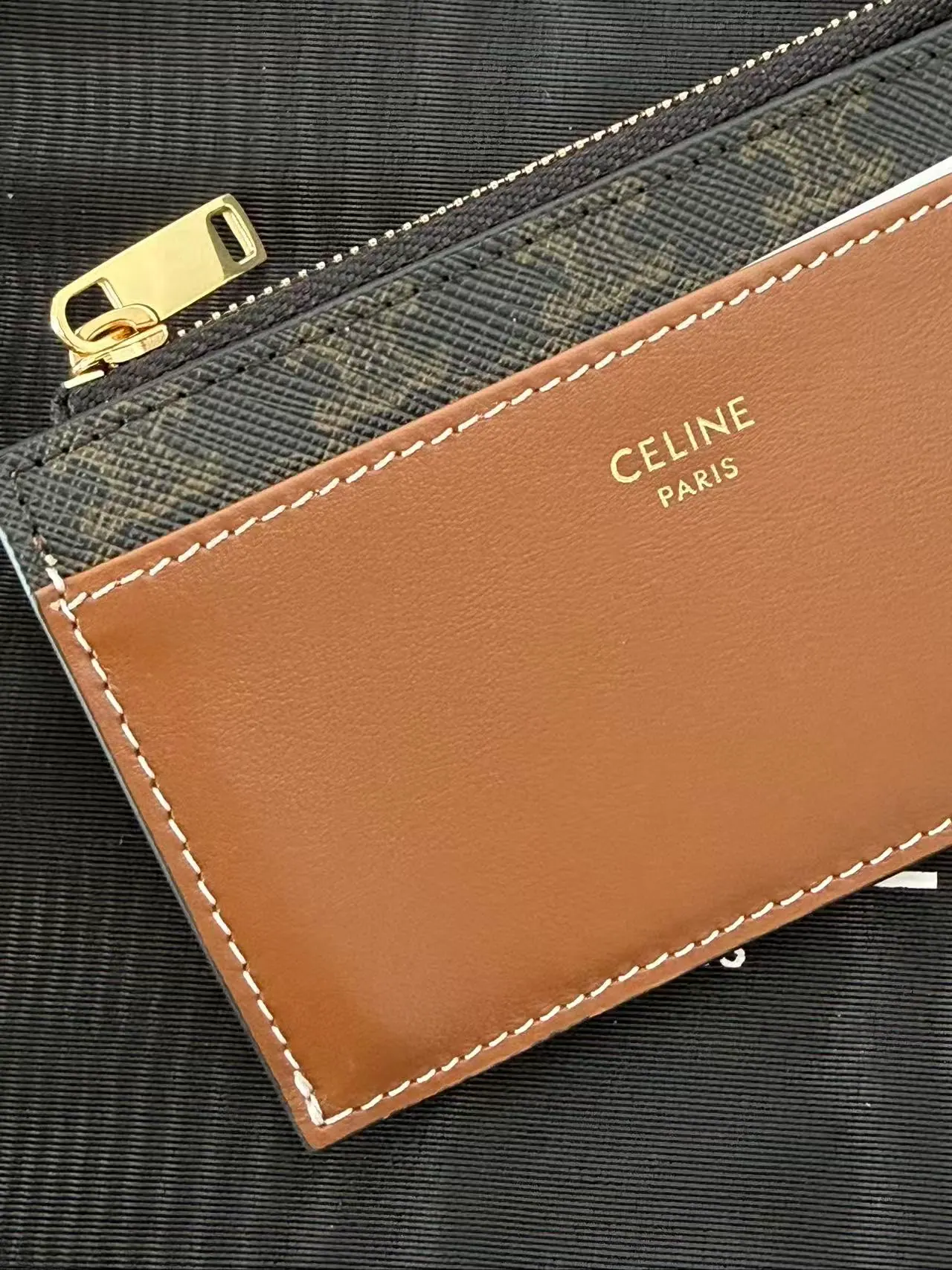 Celine Triomphe 帆布 & 小羊皮拉链卡包 棕褐色