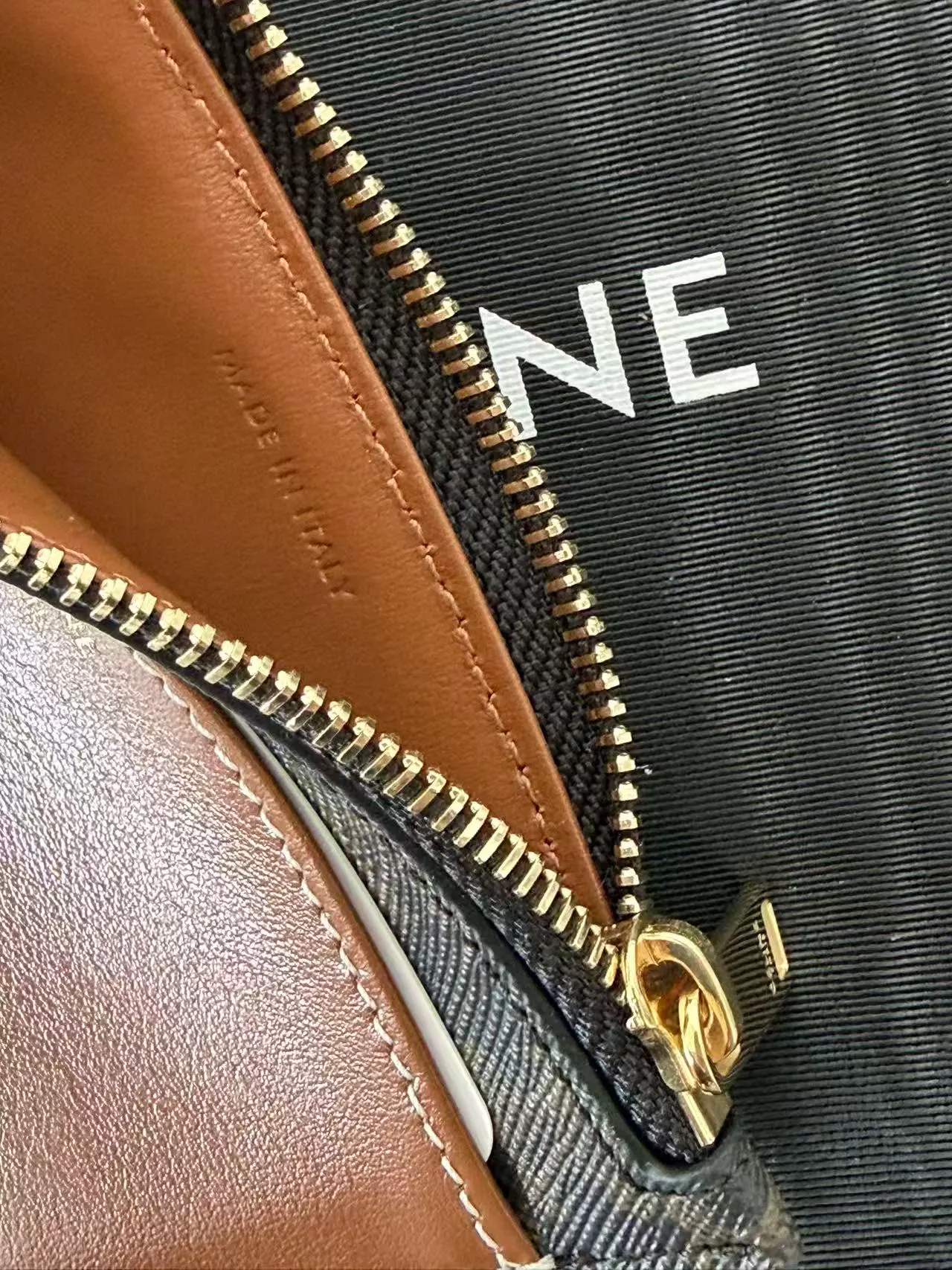 Celine Triomphe 帆布 & 小羊皮拉链卡包 棕褐色