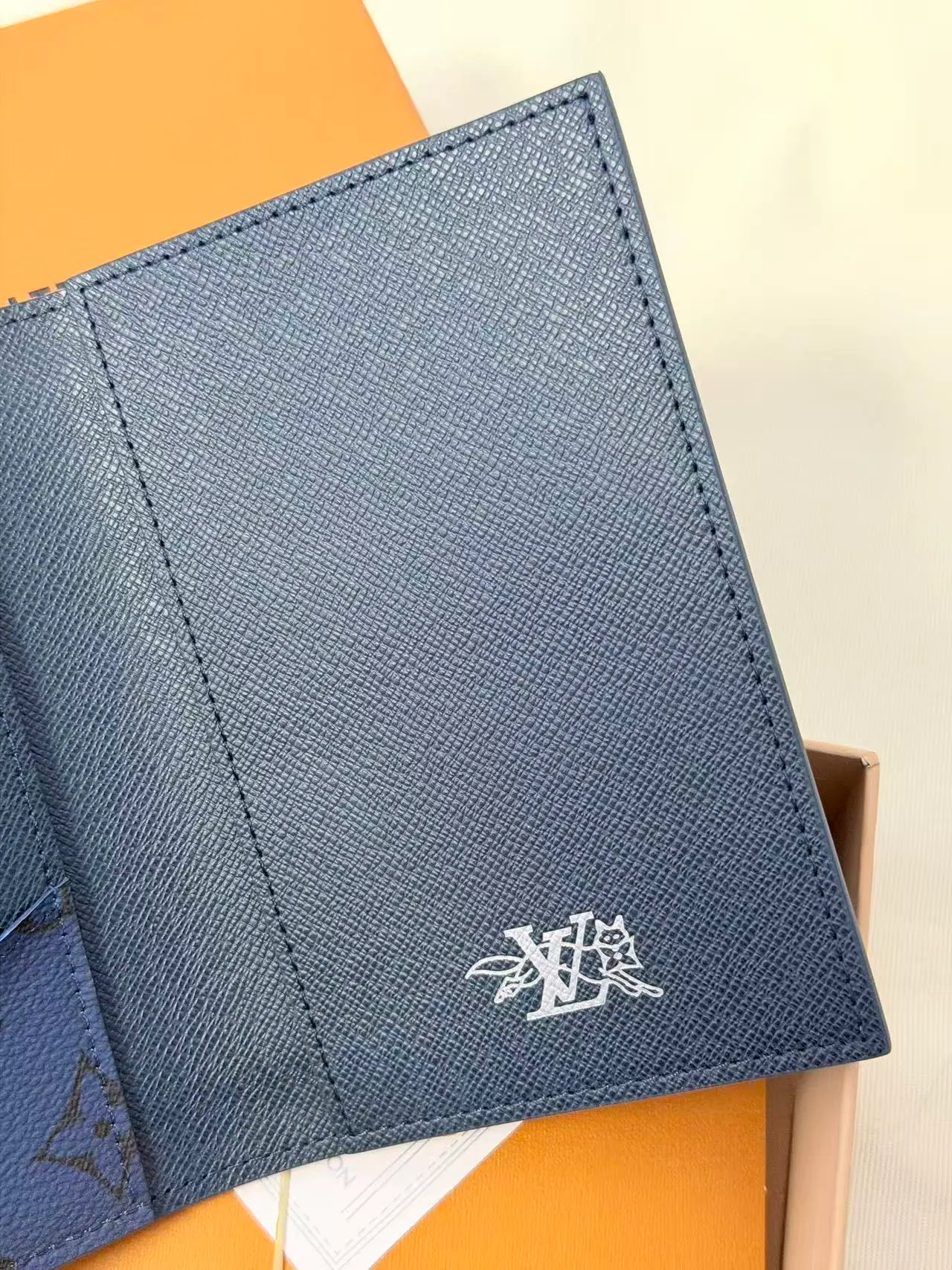 路易威登 男士护照套 Monogram M27023