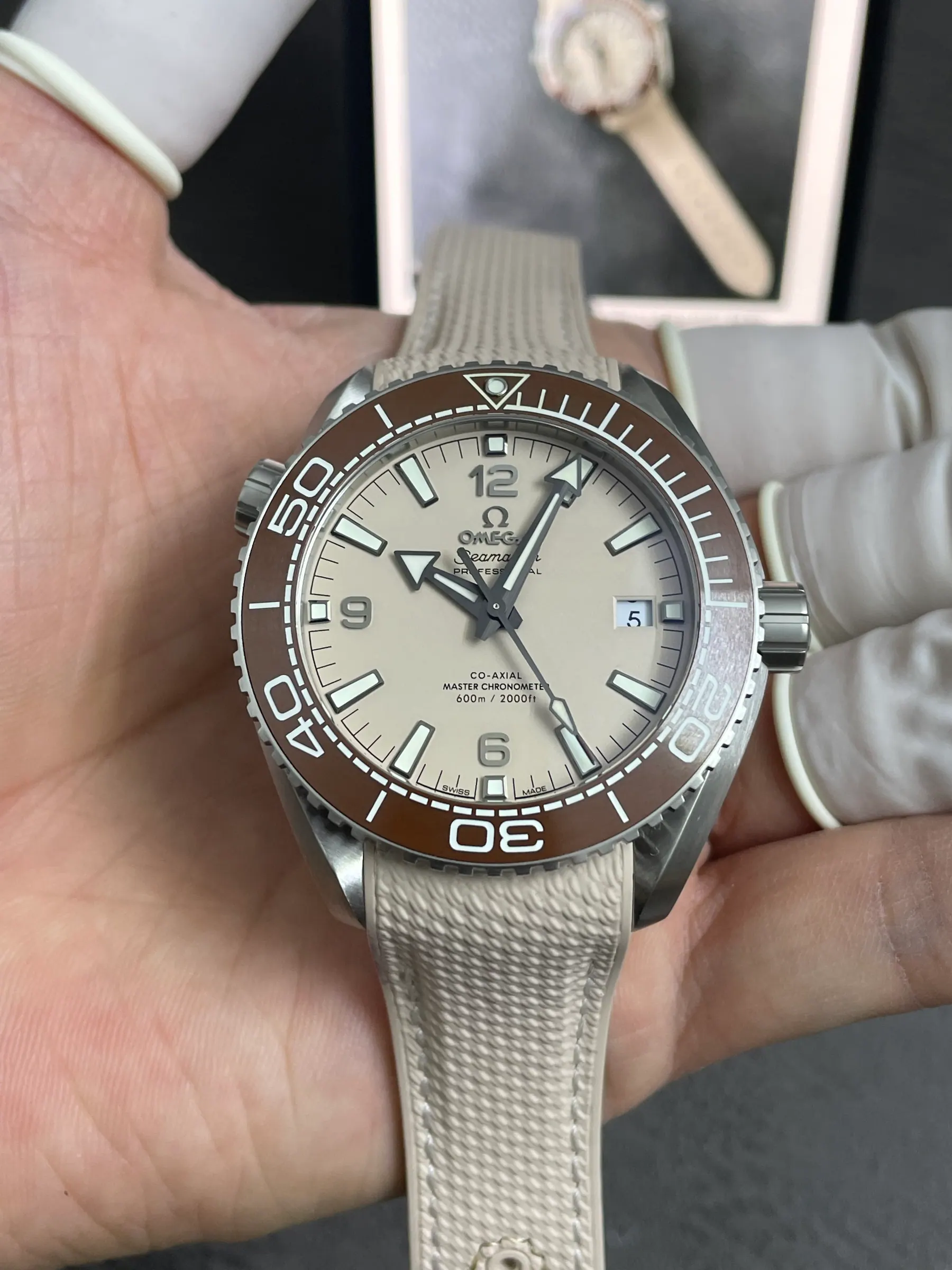 VS l 8900 l 43.5 mm l 海马 Planet Ocean 600M 215.32.44.21.09.001 限时优惠