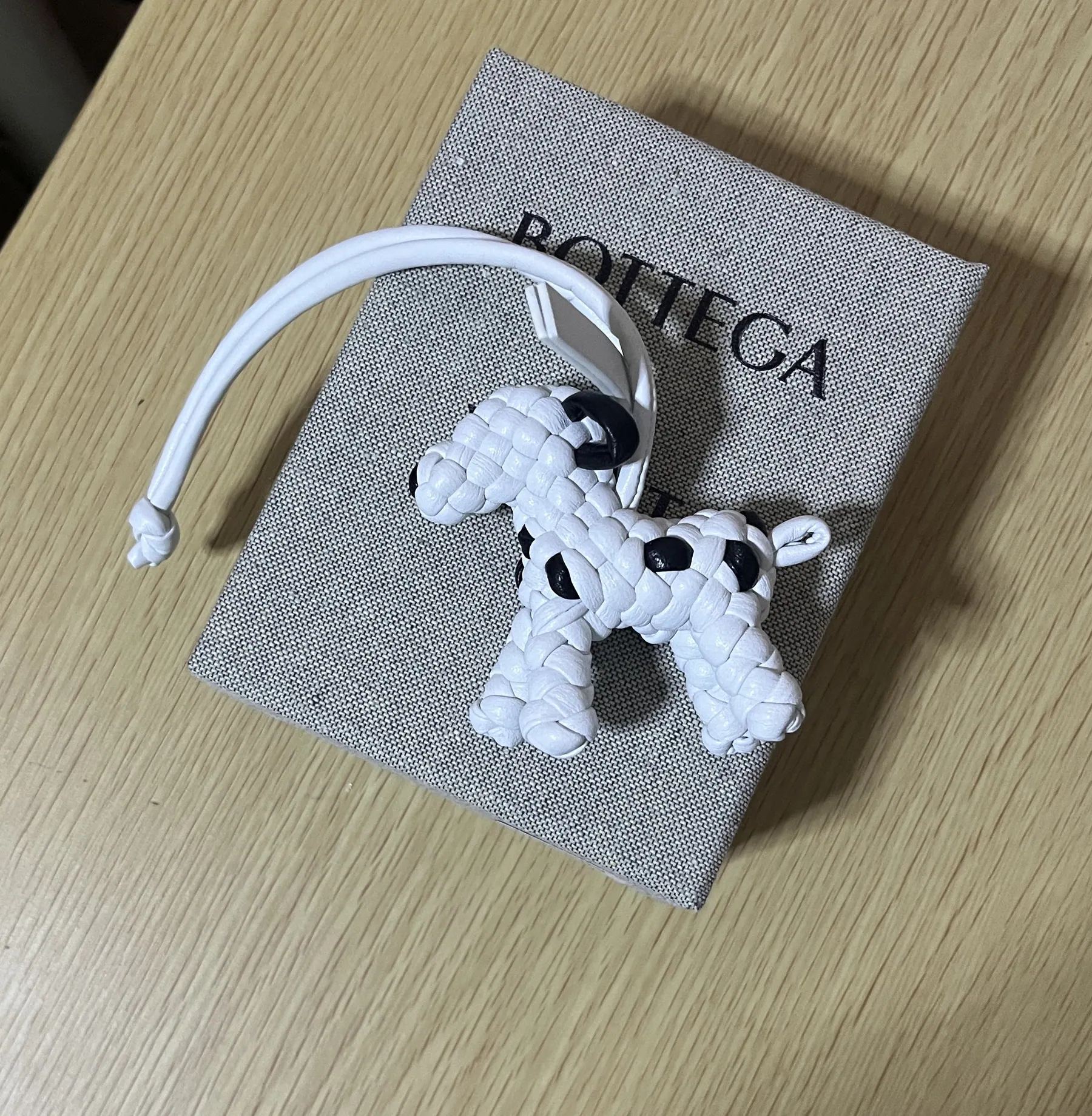 Bottega Veneta 狗狗吊饰配丝带