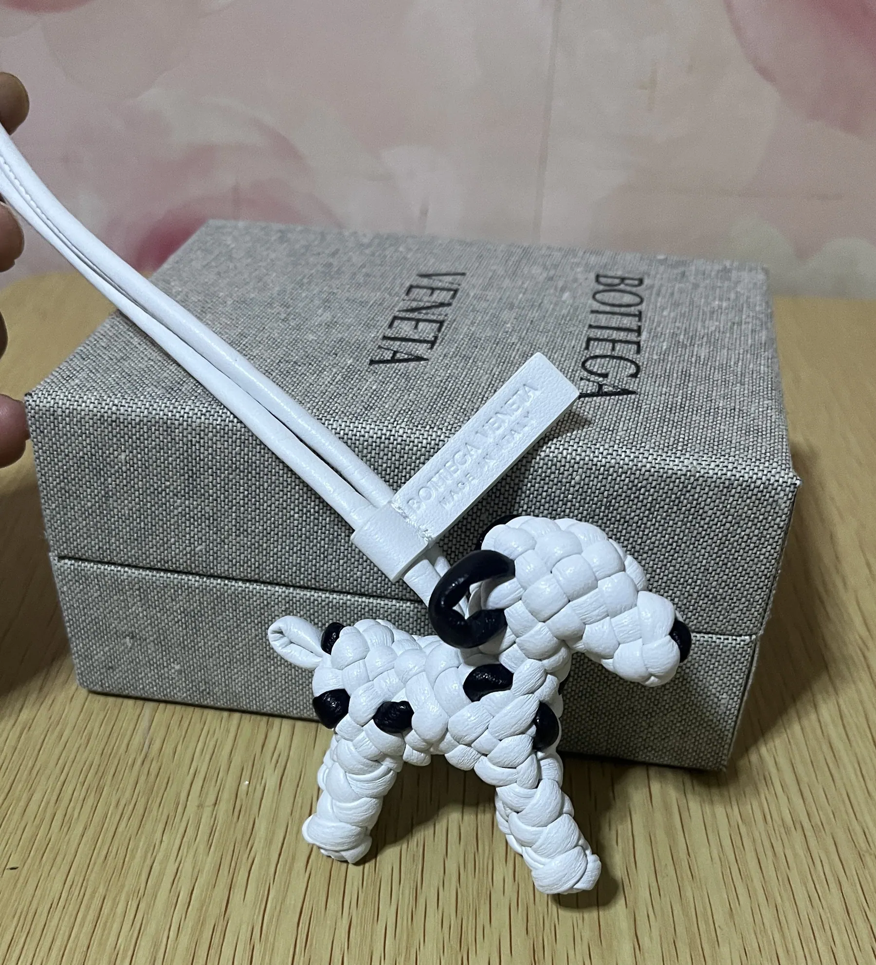 Bottega Veneta 狗狗吊饰配丝带