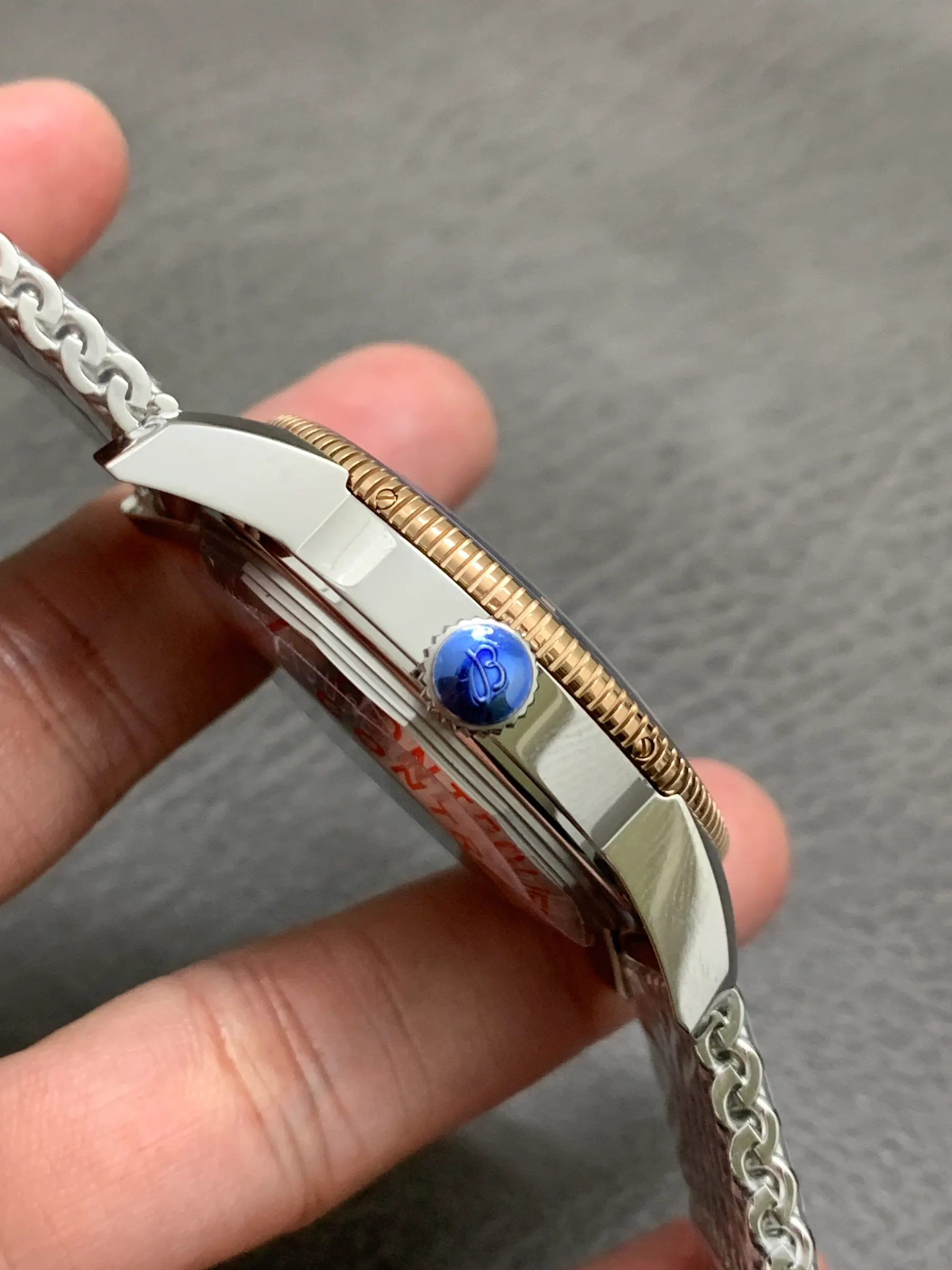 GF l 2824 cal B20 l 42 mm l 百年灵超级海洋文化系列 B31