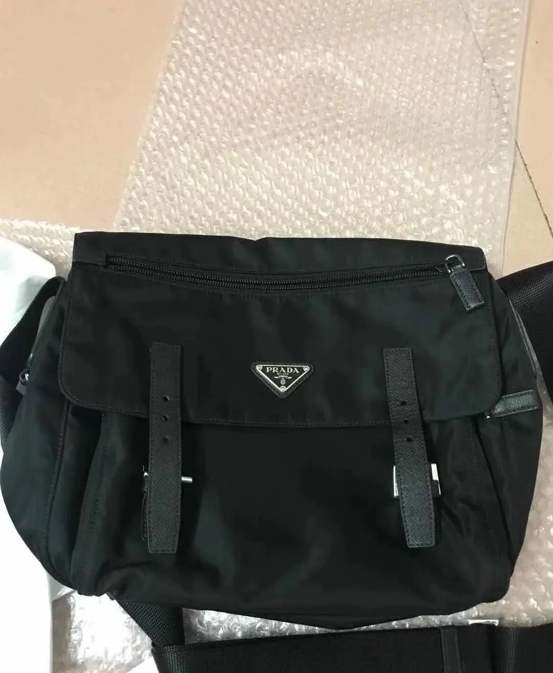 普拉达尼龙翻盖邮差包 1BD671 30 x 23 x 12cm